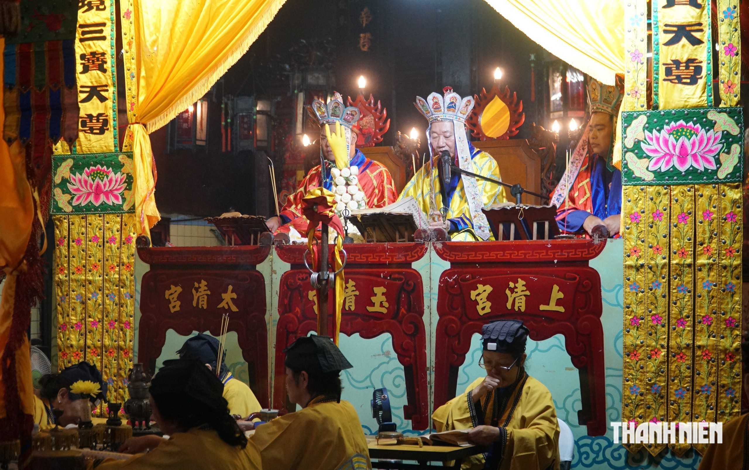 Hàng trăm người làm lễ qua cầu - Ảnh 1.