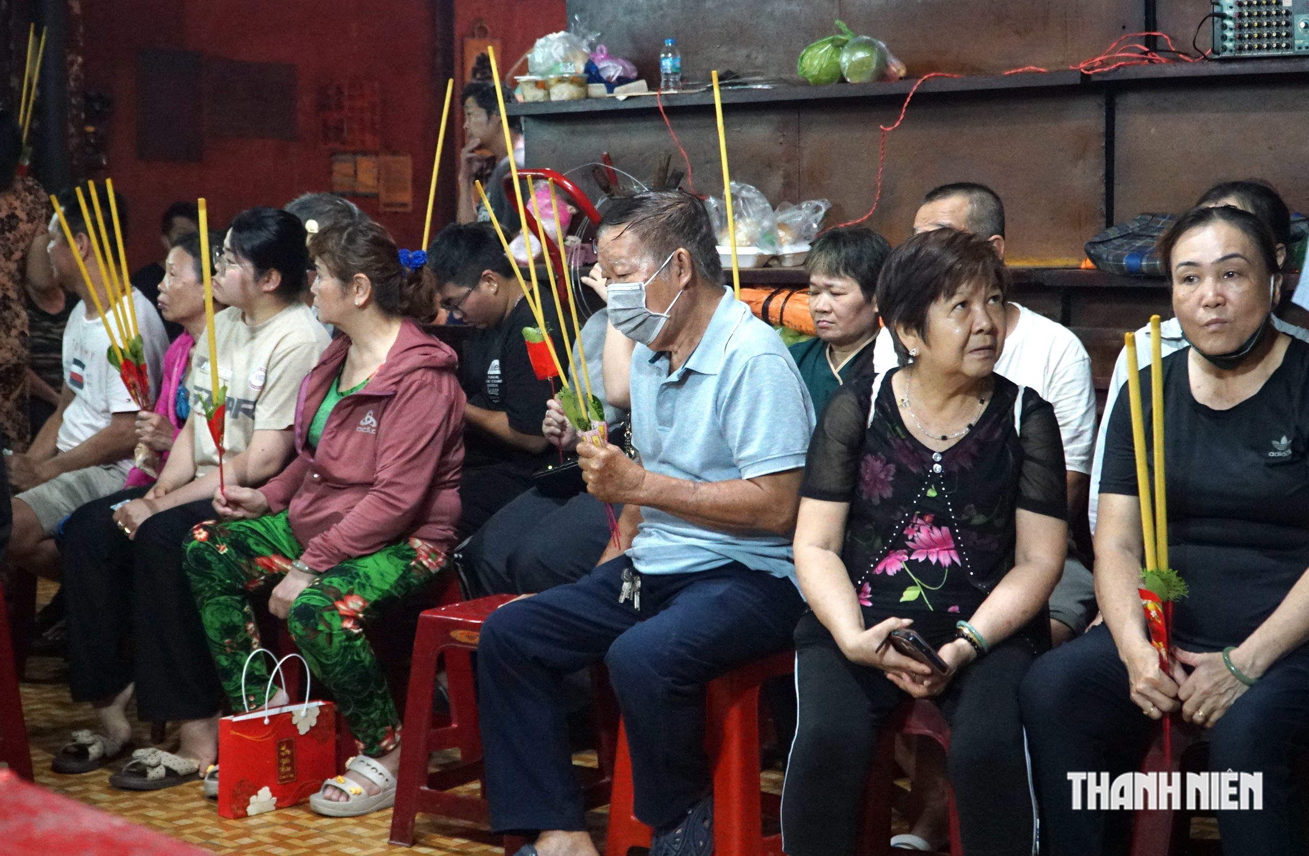 Hàng trăm người làm lễ qua cầu - Ảnh 3.
