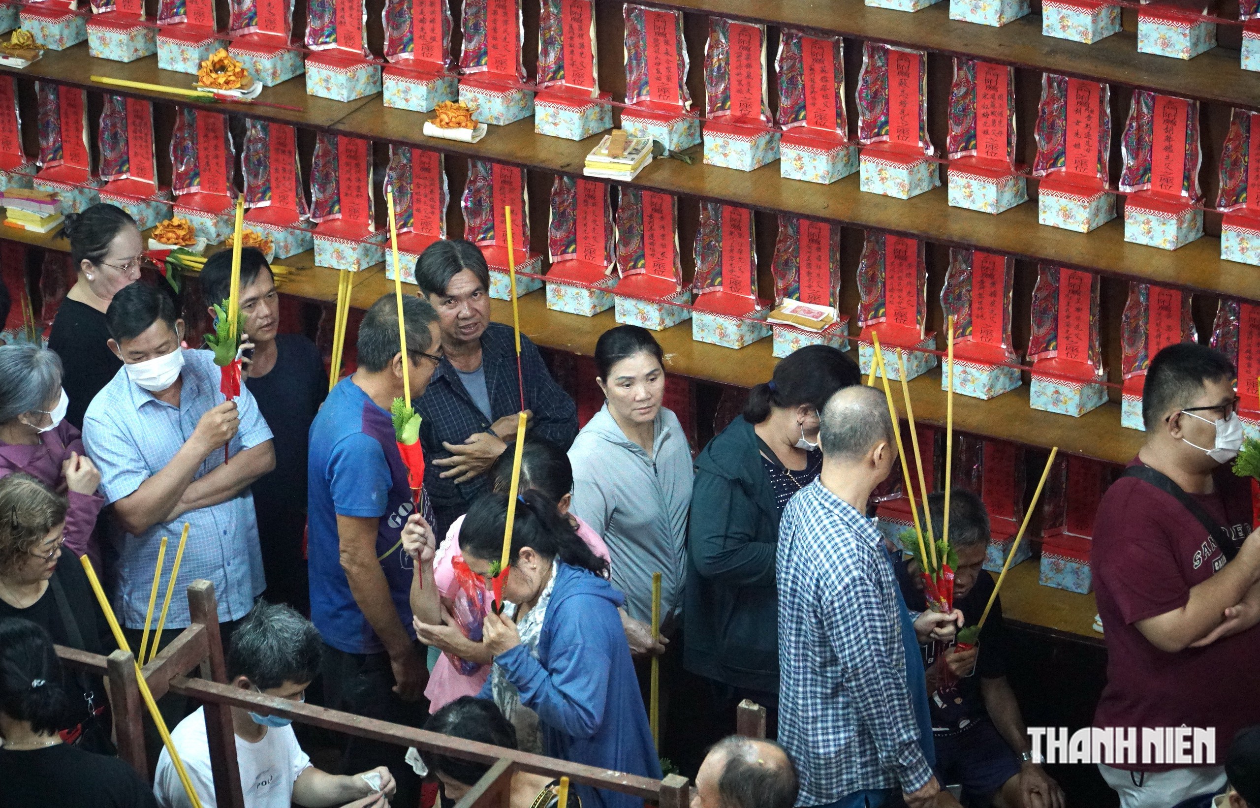 Hàng trăm người làm lễ qua cầu - Ảnh 5.