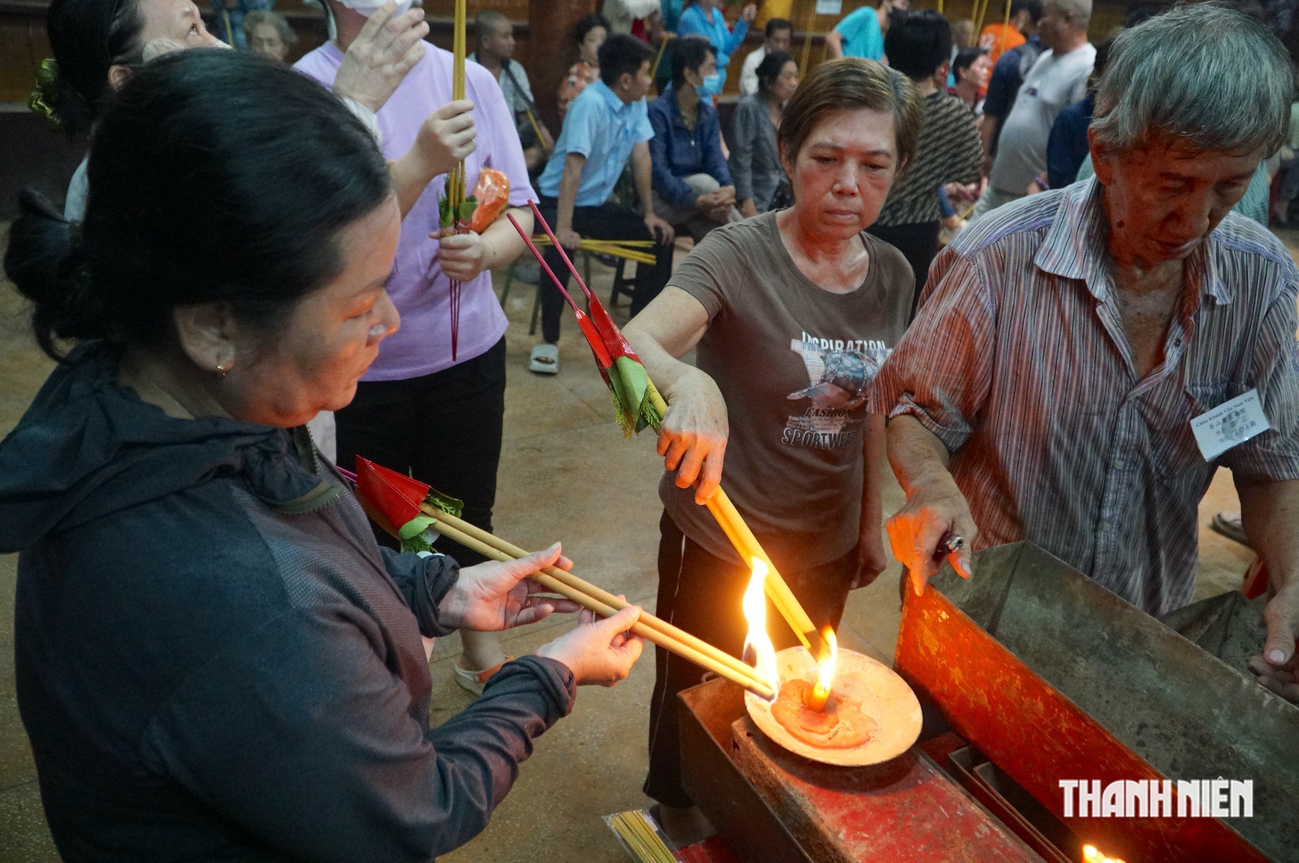 Hàng trăm người làm lễ qua cầu - Ảnh 4.
