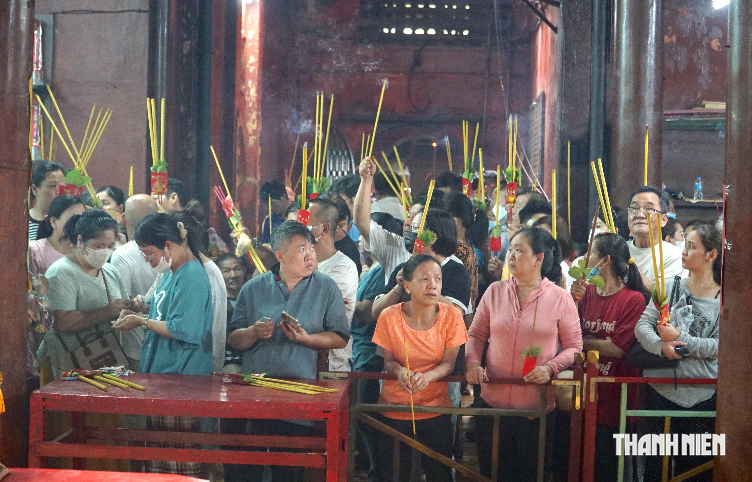 Hàng trăm người làm lễ qua cầu - Ảnh 2.