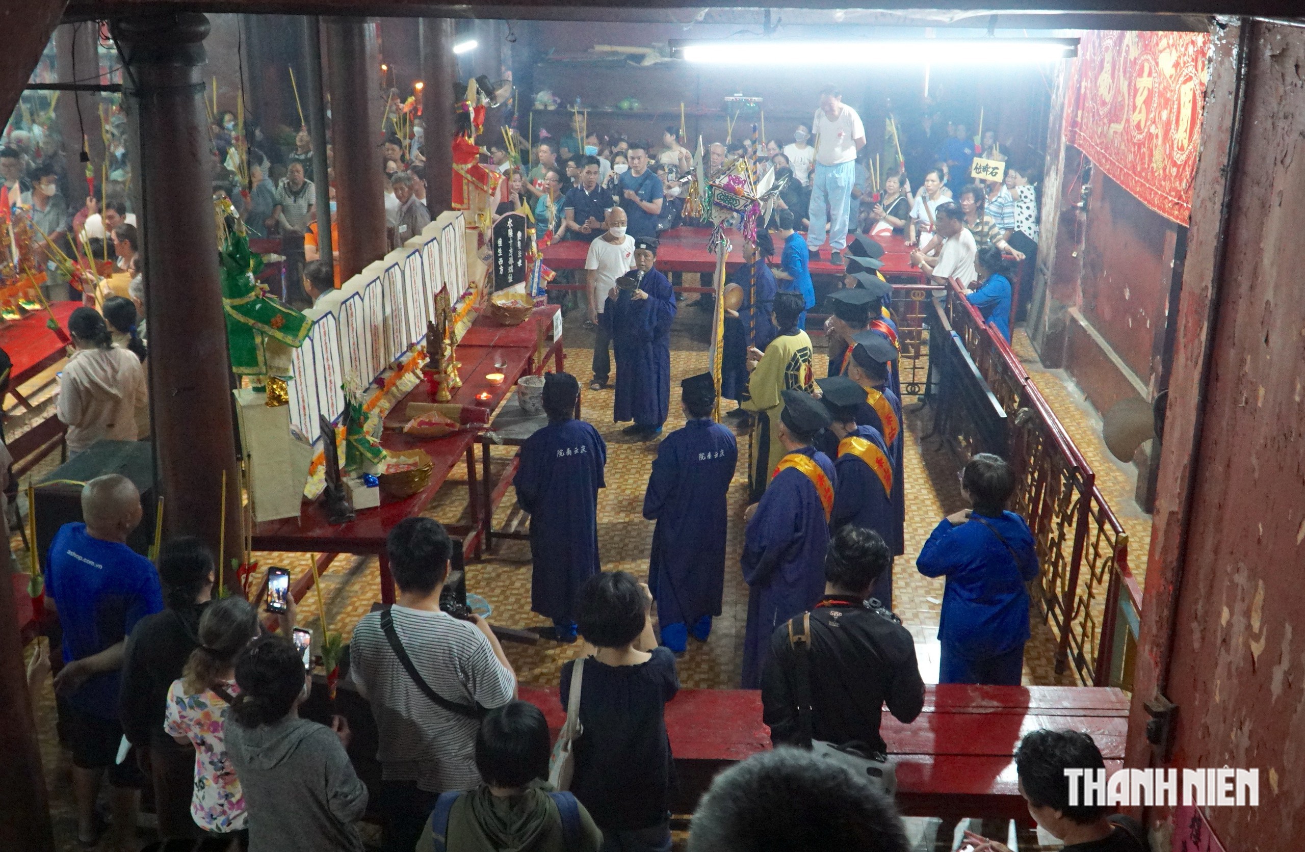 Hàng trăm người làm lễ qua cầu - Ảnh 7.