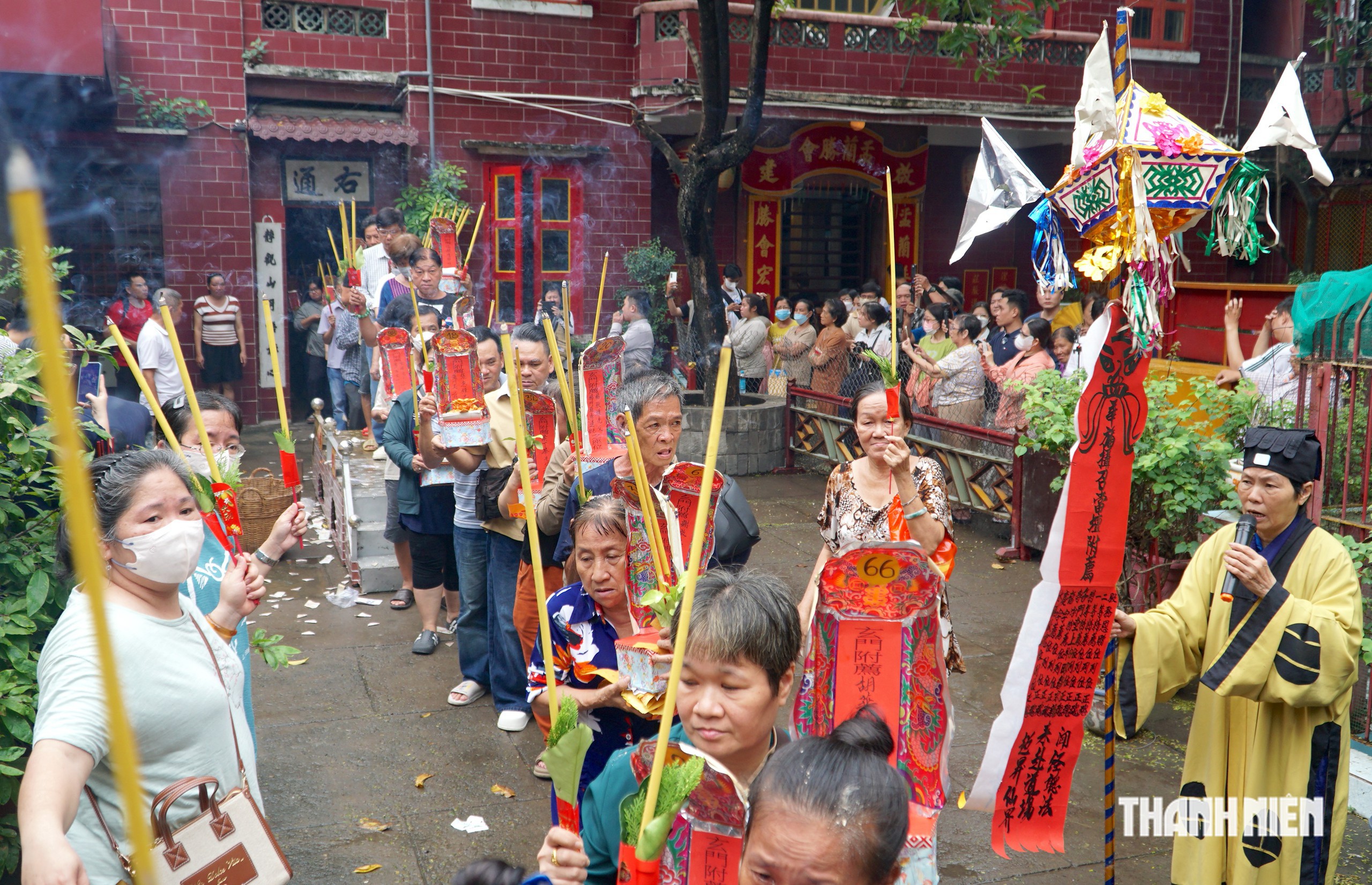 Hàng trăm người làm lễ qua cầu - Ảnh 11.