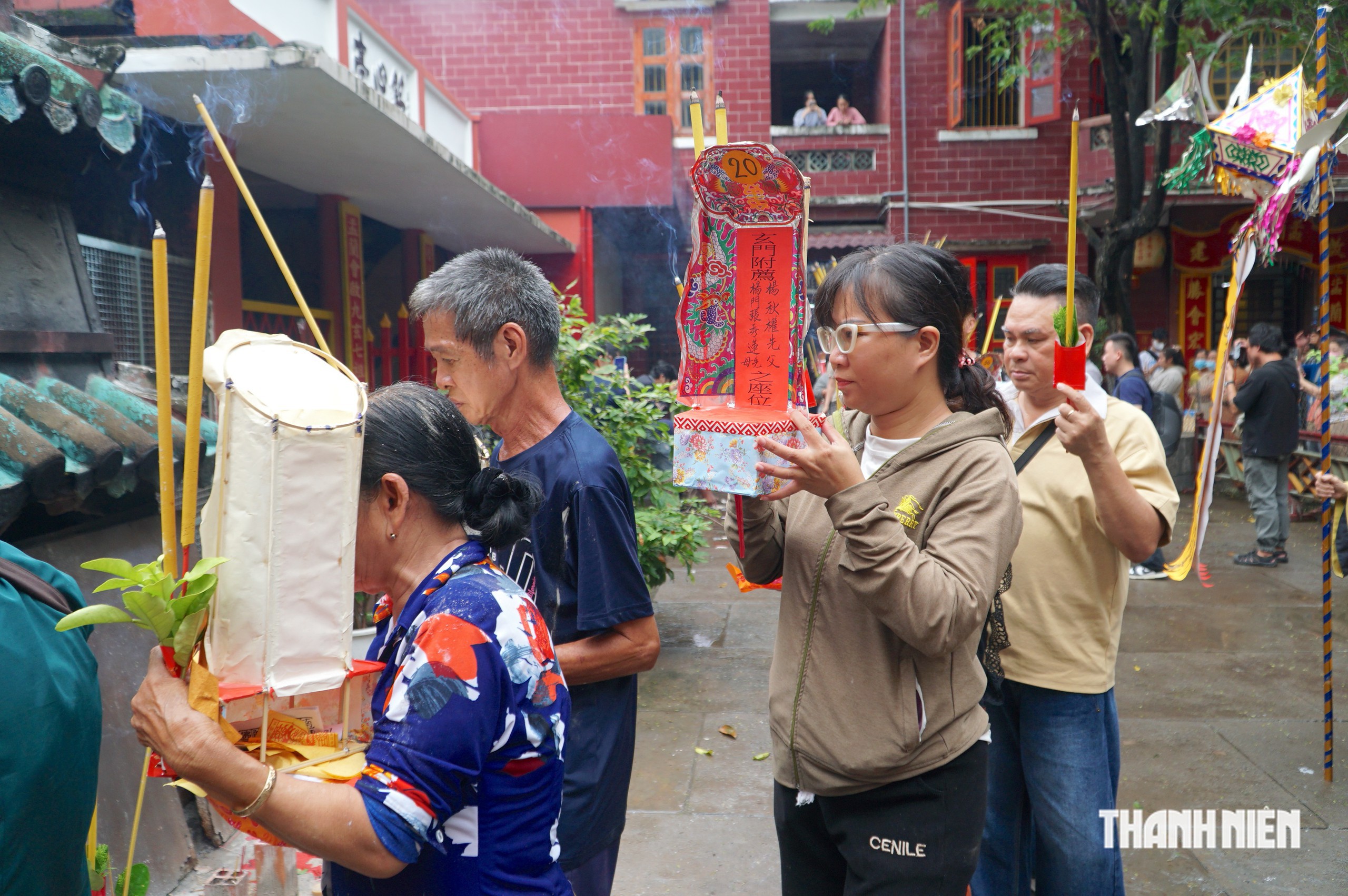 Hàng trăm người làm lễ qua cầu - Ảnh 12.