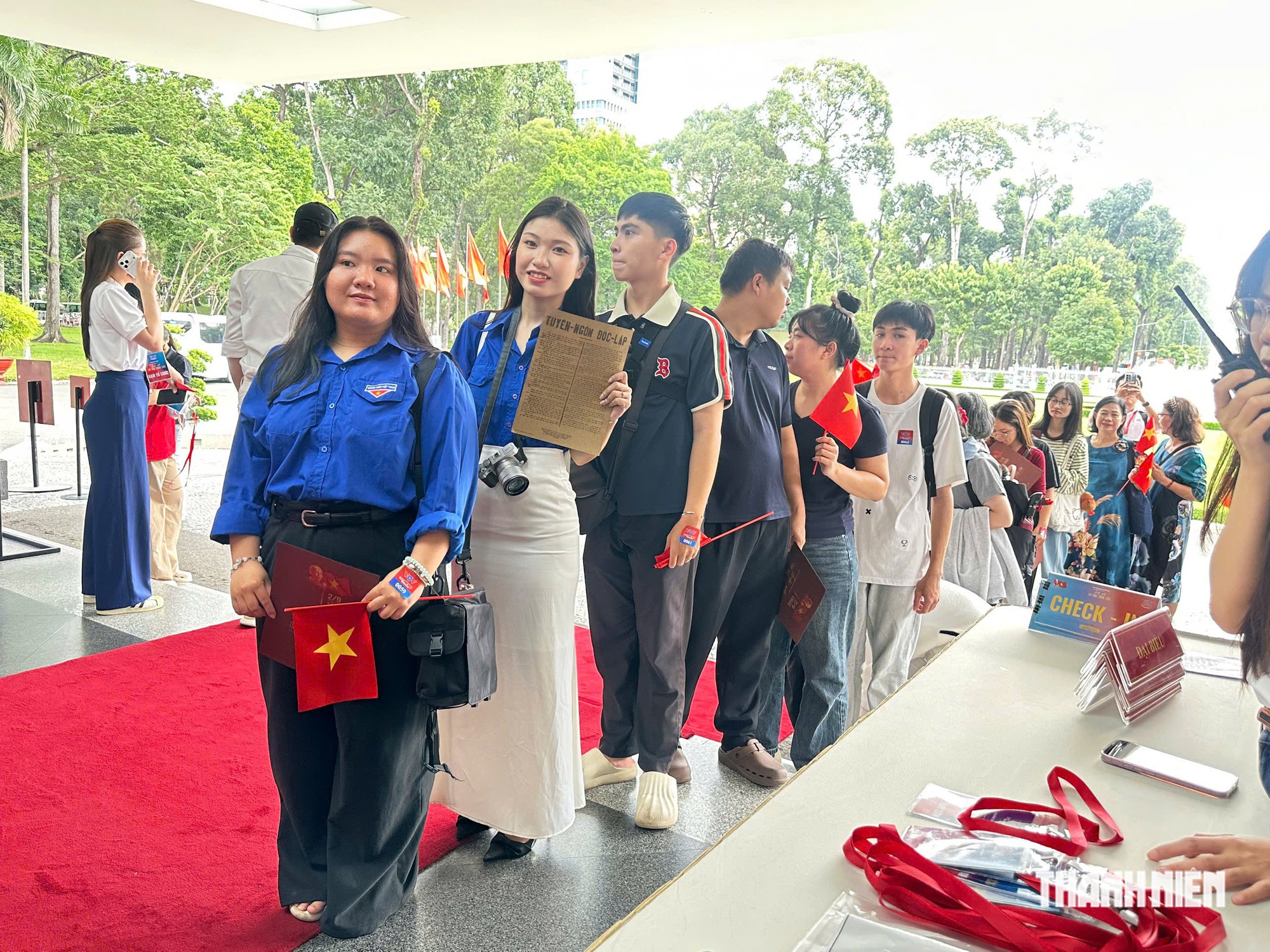 Xếp hàng dài đợi ‘xuyên không’ về thời khắc Bác Hồ đọc Tuyên ngôn Độc lập- Ảnh 3.