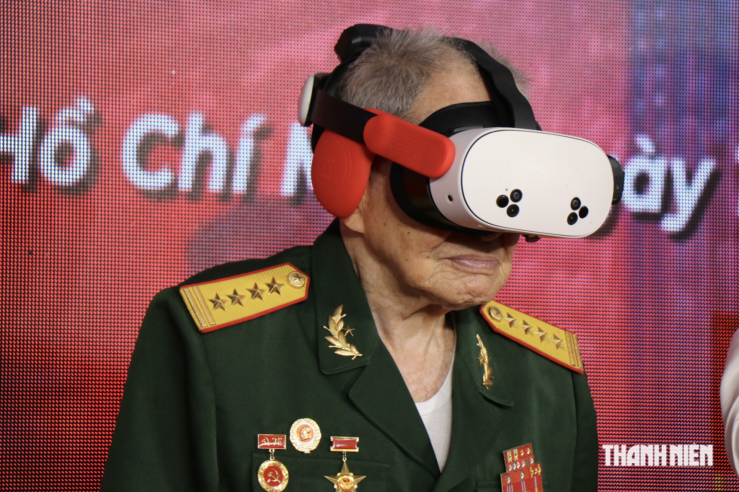 Anh h&ugrave;ng Tư Cang 'xuy&ecirc;n kh&ocirc;ng' về Ba Đ&igrave;nh năm 1945 bằng c&ocirc;ng nghệ VR- Ảnh 1.