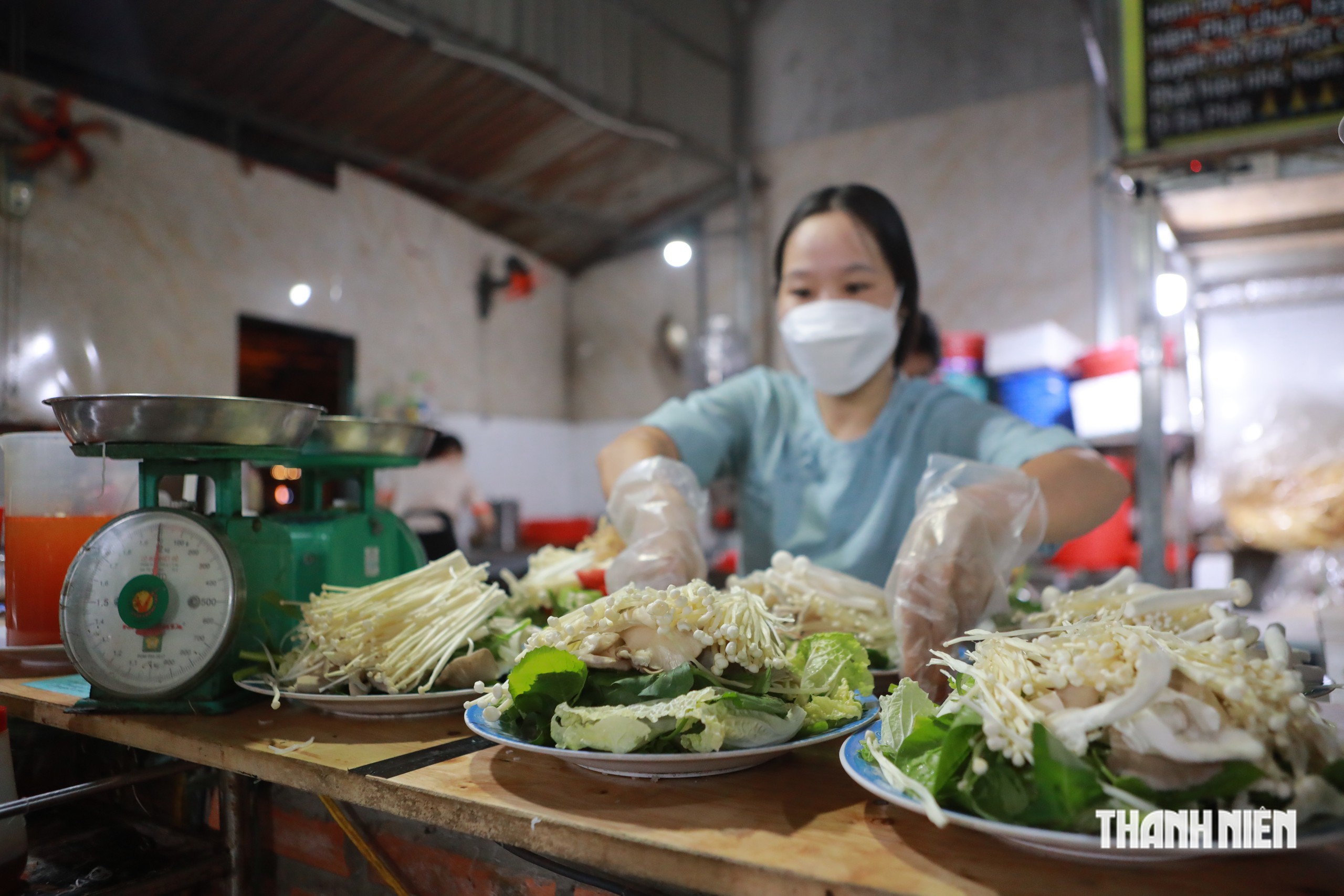 TP.HCM: 'Đặc sản' lẩu chay l&agrave;ng đại học, kh&aacute;ch ra trường 4 năm vẫn t&igrave;m về ăn - Ảnh 6.