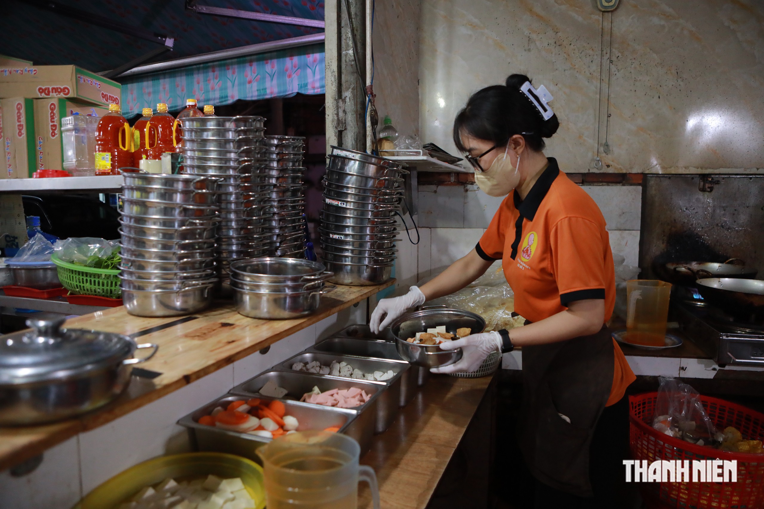 TP.HCM: 'Đặc sản' lẩu chay l&agrave;ng đại học, kh&aacute;ch ra trường 4 năm vẫn t&igrave;m về ăn - Ảnh 7.