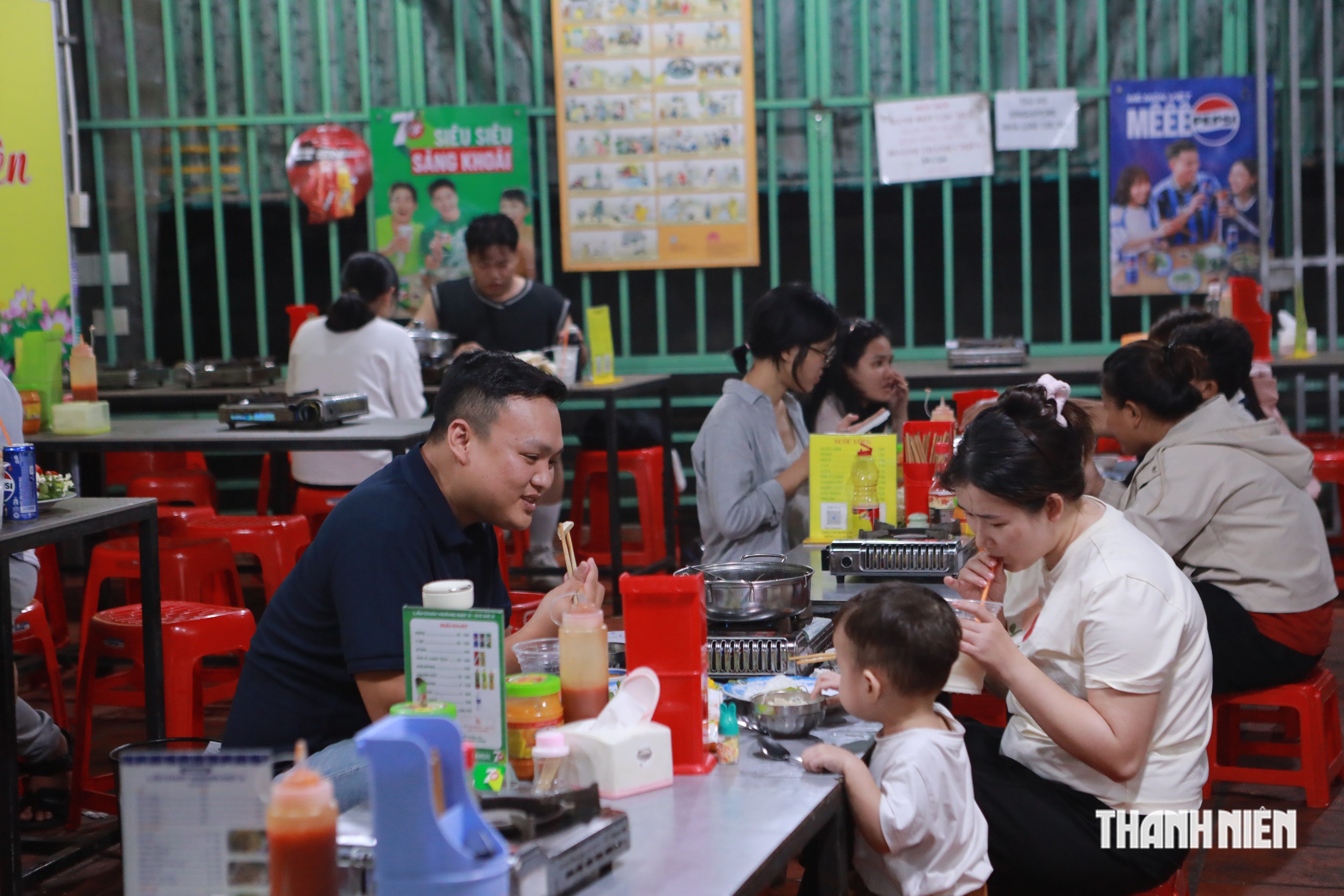 TP.HCM: 'Đặc sản' lẩu chay l&agrave;ng đại học, kh&aacute;ch ra trường 4 năm vẫn t&igrave;m về ăn - Ảnh 4.