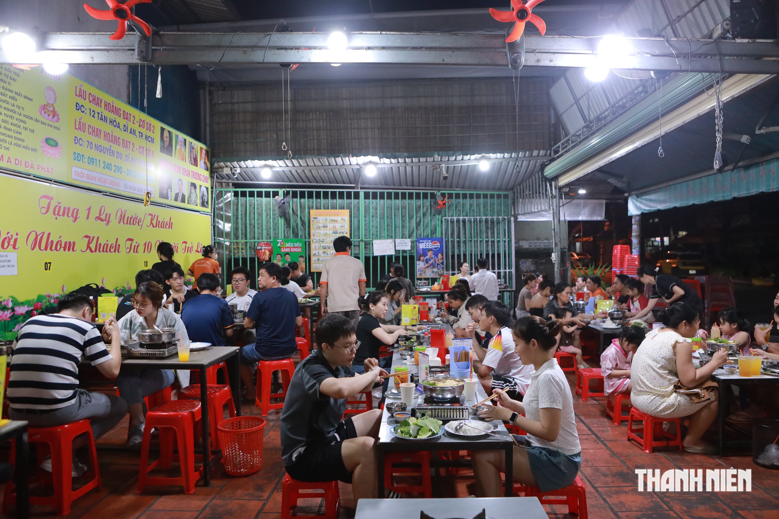 TP.HCM: 'Đặc sản' lẩu chay l&agrave;ng đại học, kh&aacute;ch ra trường 4 năm vẫn t&igrave;m về ăn - Ảnh 2.