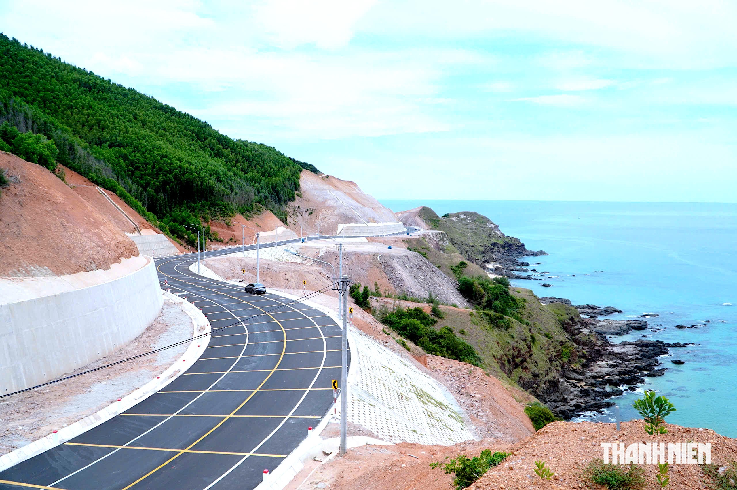 Ngỡ ngàng vẻ đẹp cung đèo Lộ Diêu ven biển Gia Lai - Ảnh 2.