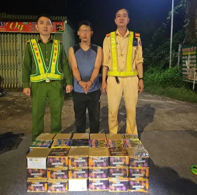 Chở 102 kg pháo hoa lậu rồi tông CSGT để tẩu thoát- Ảnh 1.