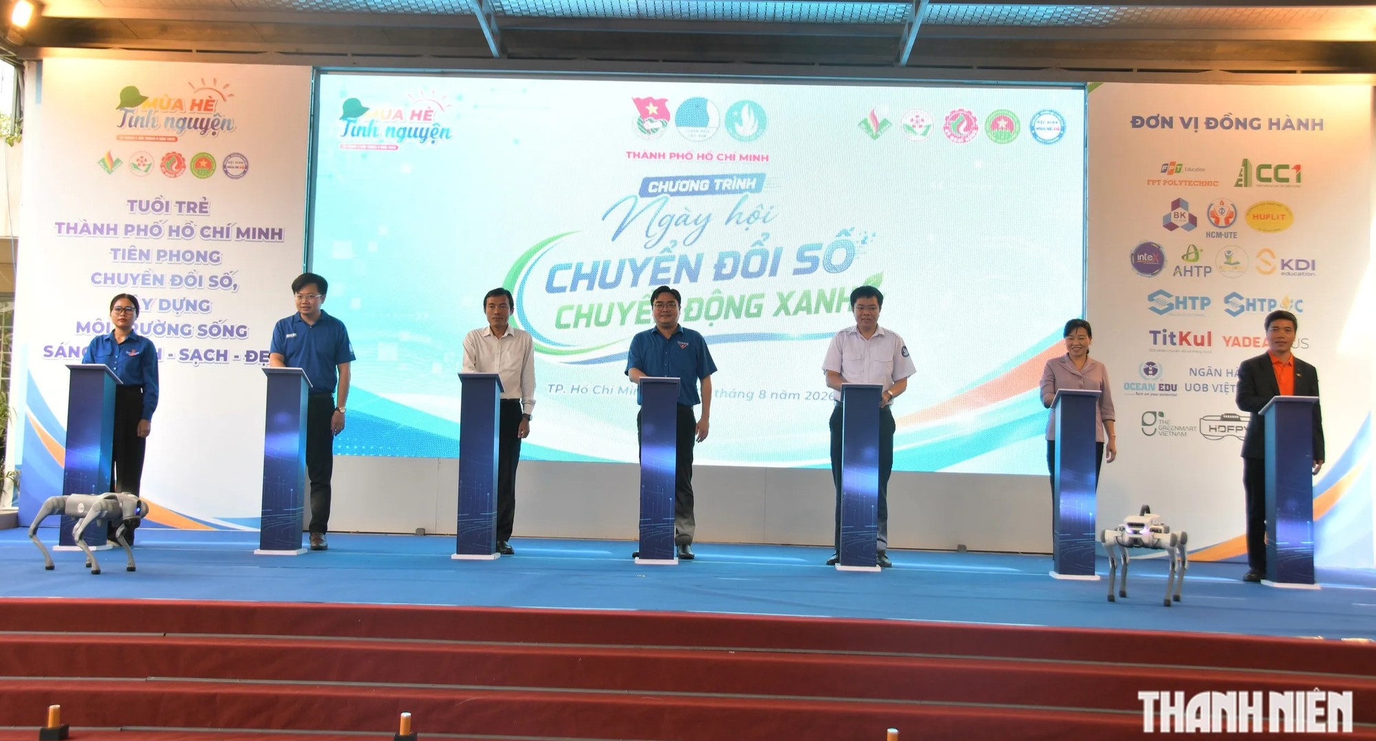 Ai cũng hò reo khi 2 đại biểu đặc biệt lên sân khấu khởi động ngày hội- Ảnh 1.