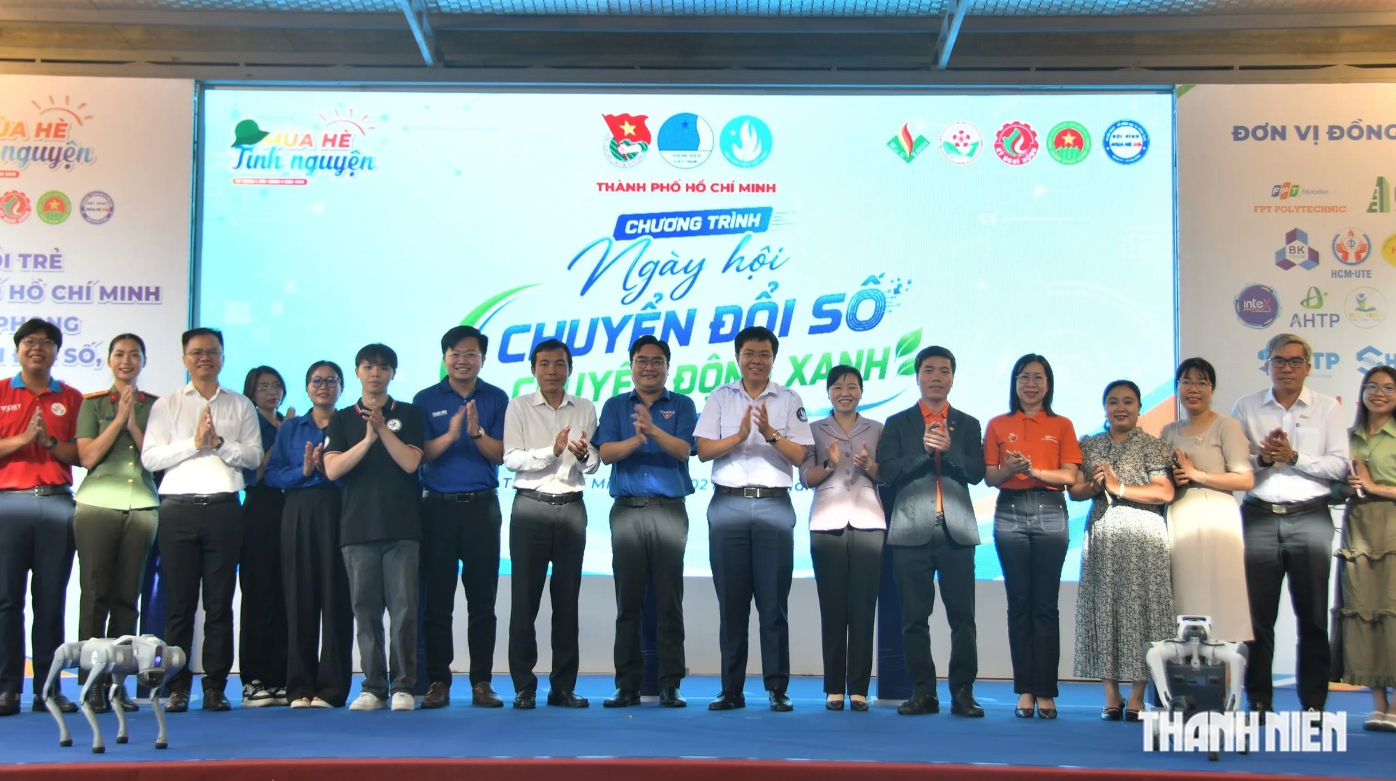 Ai cũng hò reo khi 2 đại biểu đặc biệt lên sân khấu khởi động ngày hội- Ảnh 2.