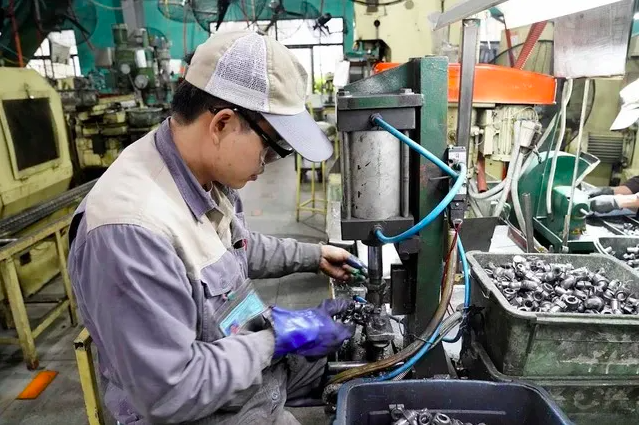 Từ th&aacute;ng 8, ưu đ&atilde;i 5% cho doanh nghiệp v&agrave; 'đặc quyền' khi mua h&agrave;ng miễn thuế - Ảnh 1.