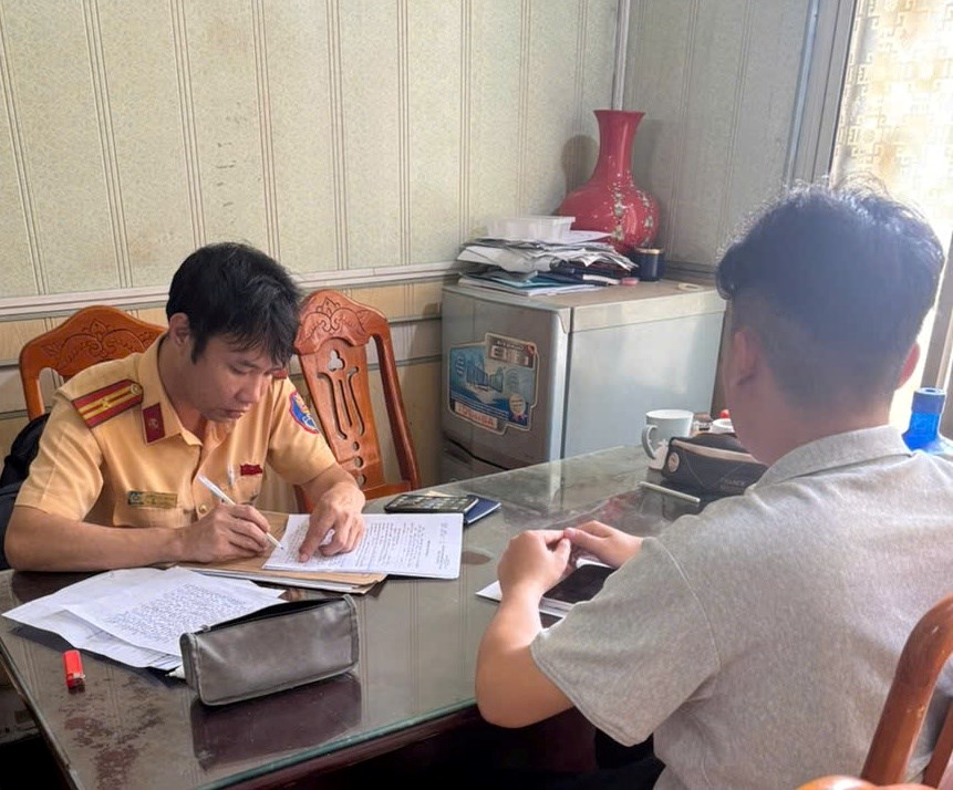 Tài xế hất văng 4 người xuống đường rồi bỏ chạy đối diện mức phạt nặng- Ảnh 2.