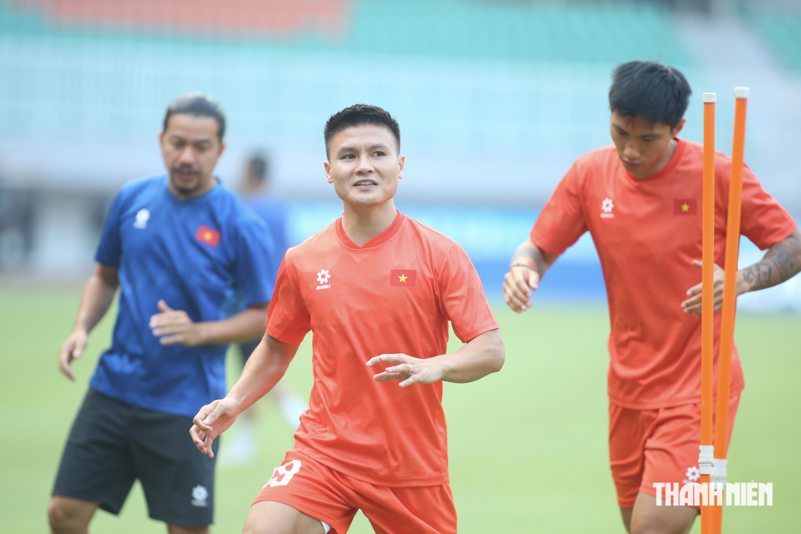 Đội tuyển Việt Nam rạng rỡ trước cuộc đại chiến Indonesia, Xuân Son gây chú ý vì trang phục ‘lạ’- Ảnh 1.