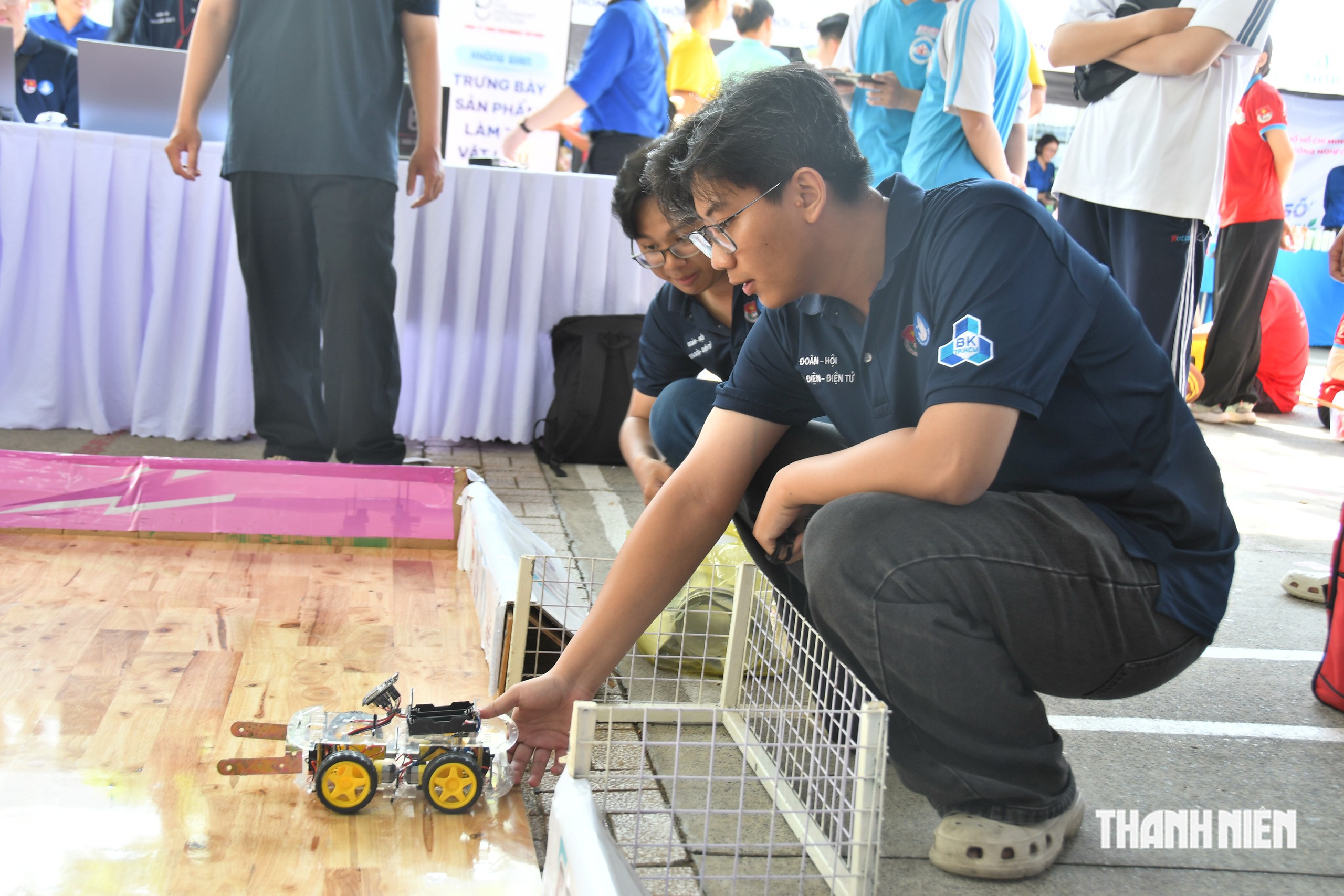 Ai cũng hò reo khi 2 đại biểu đặc biệt lên sân khấu khởi động ngày hội- Ảnh 18.