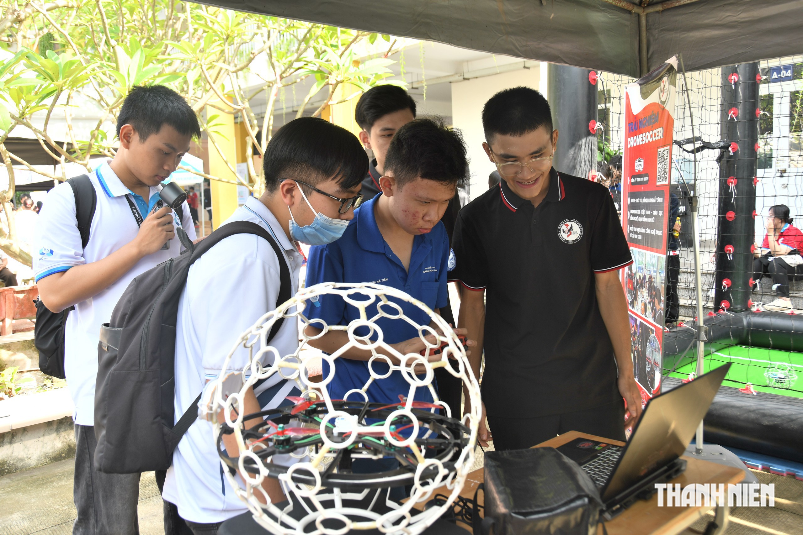 Ai cũng hò reo khi 2 đại biểu đặc biệt lên sân khấu khởi động ngày hội- Ảnh 7.