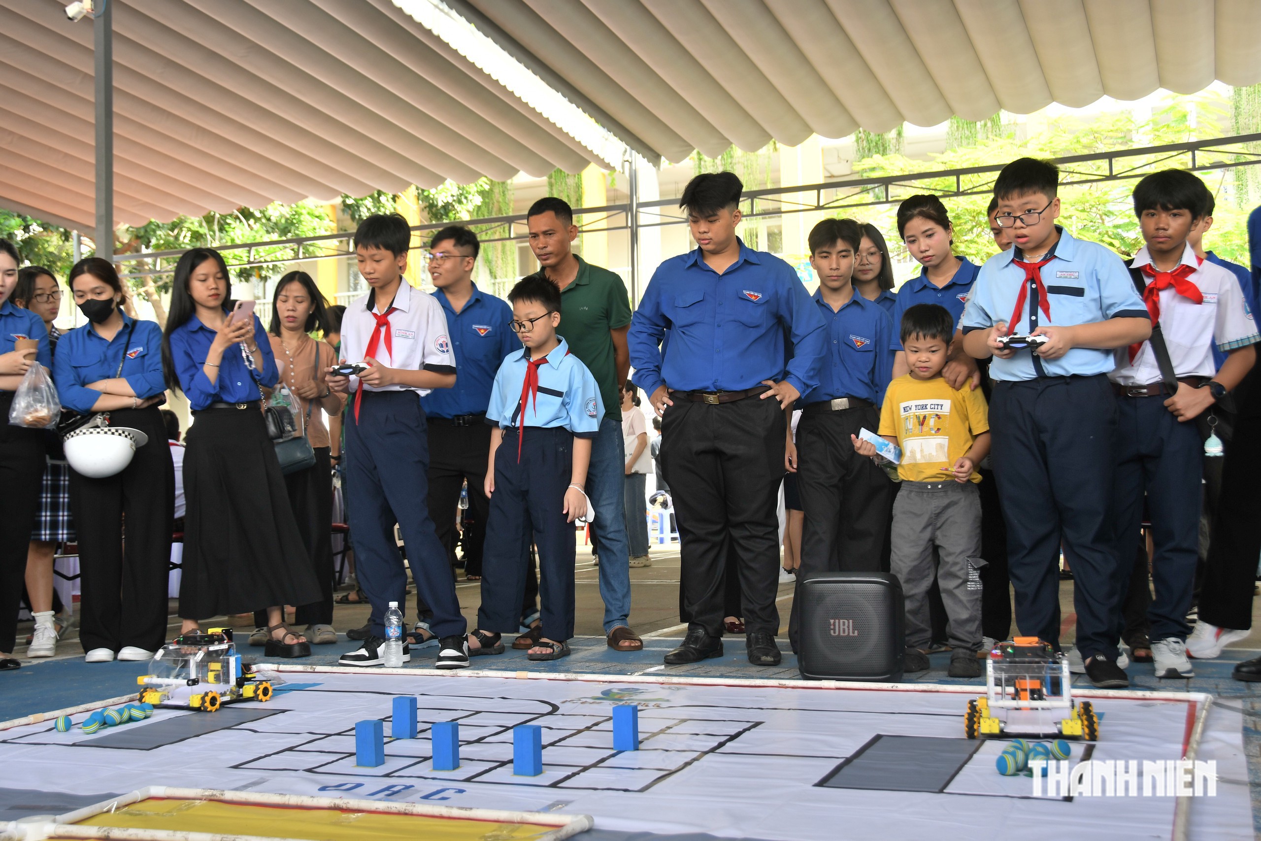 Ai cũng hò reo khi 2 đại biểu đặc biệt lên sân khấu khởi động ngày hội- Ảnh 17.