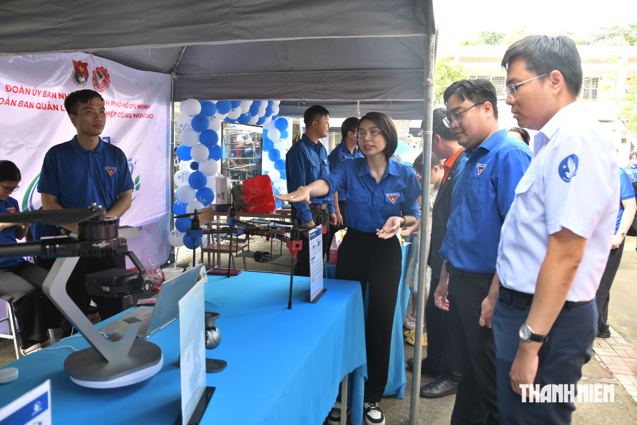 Ai cũng hò reo khi 2 đại biểu đặc biệt lên sân khấu khởi động ngày hội- Ảnh 12.