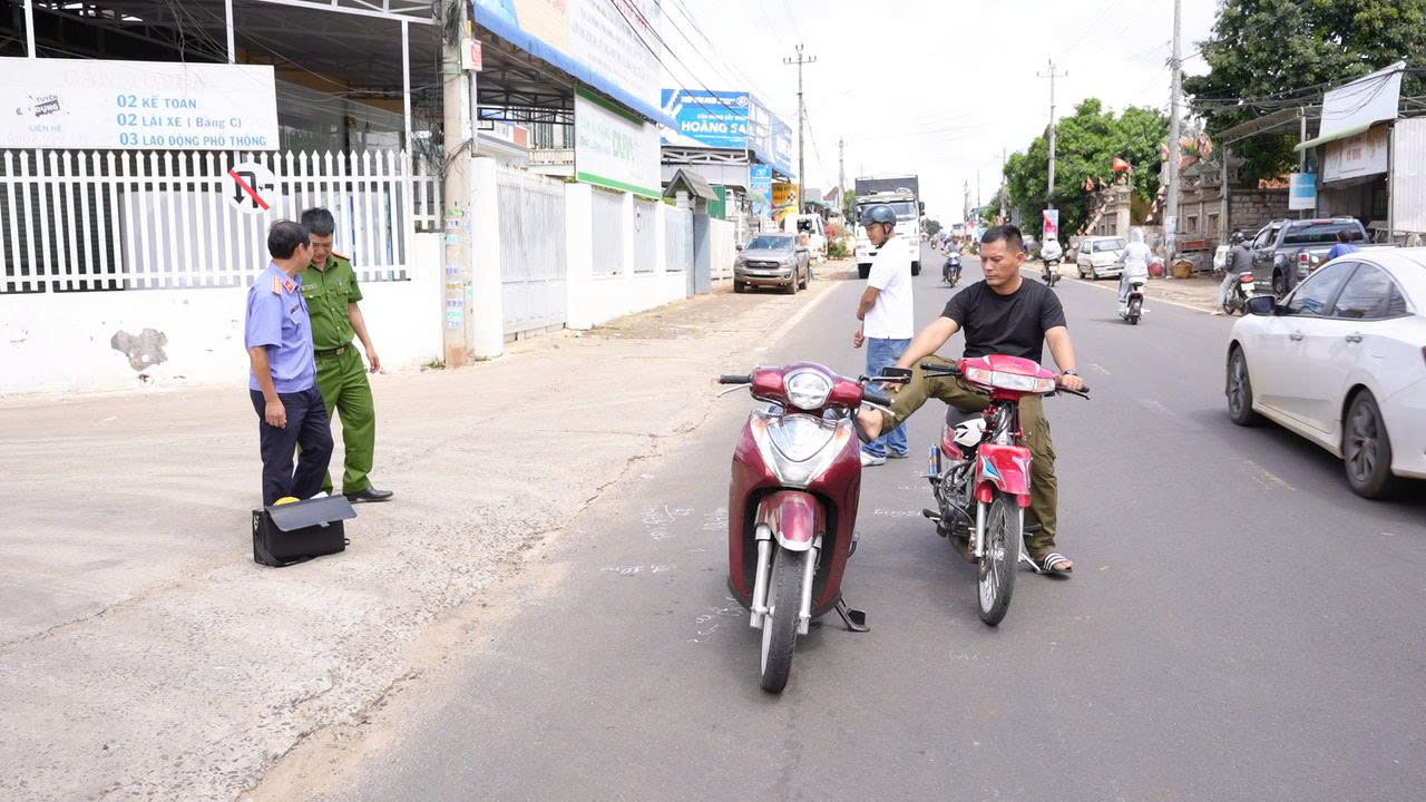 Khởi tố nghi phạm trong vụ người đàn ông đi xe máy bị đạp ngã xuống đường - Ảnh 1.