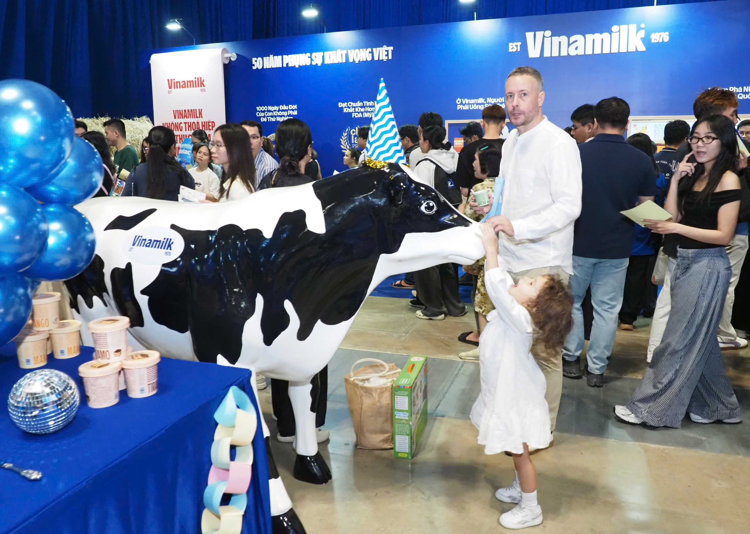 Hàng ngàn người xếp hàng tới triển lãm mừng sinh nhật tuổi 50 của Vinamilk- Ảnh 3.