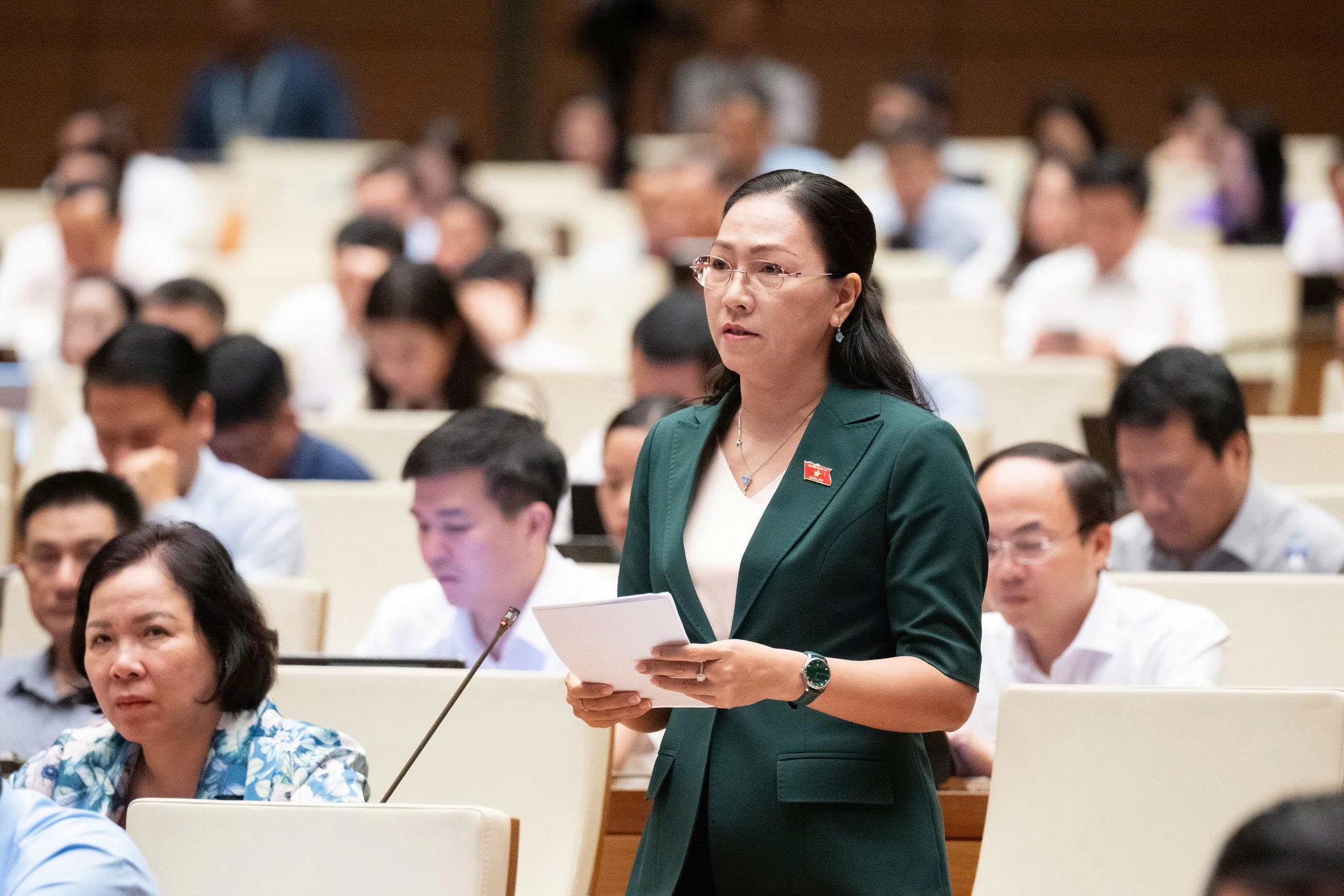 Nhiều bác sĩ giỏi tuyến huyện bỏ lên thành phố hoặc mở phòng khám tư - Ảnh 2.