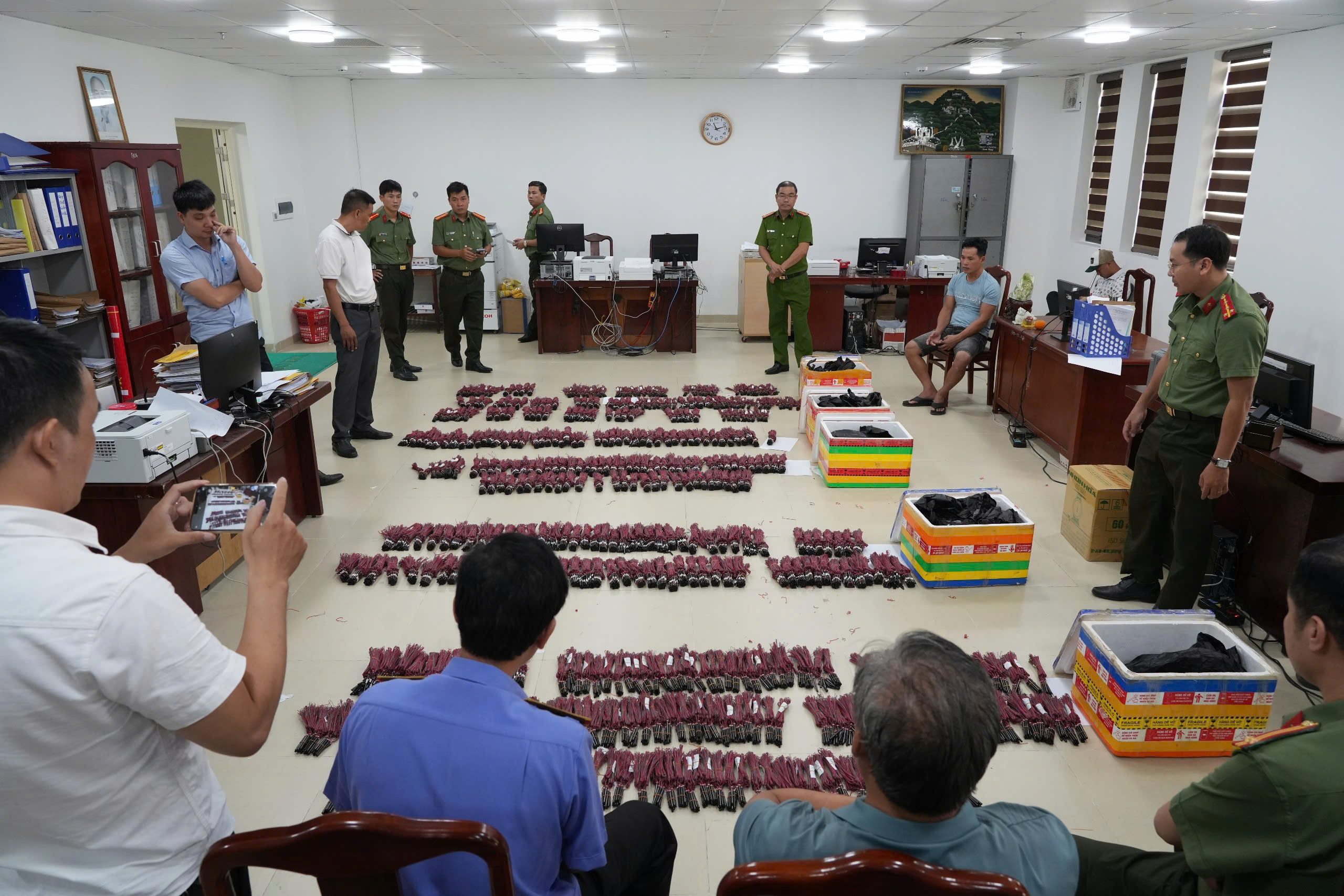 Bộ Công an khen Công an Huế phá đường dây vận chuyển kíp nổ 'khủng' từ Lào- Ảnh 1.