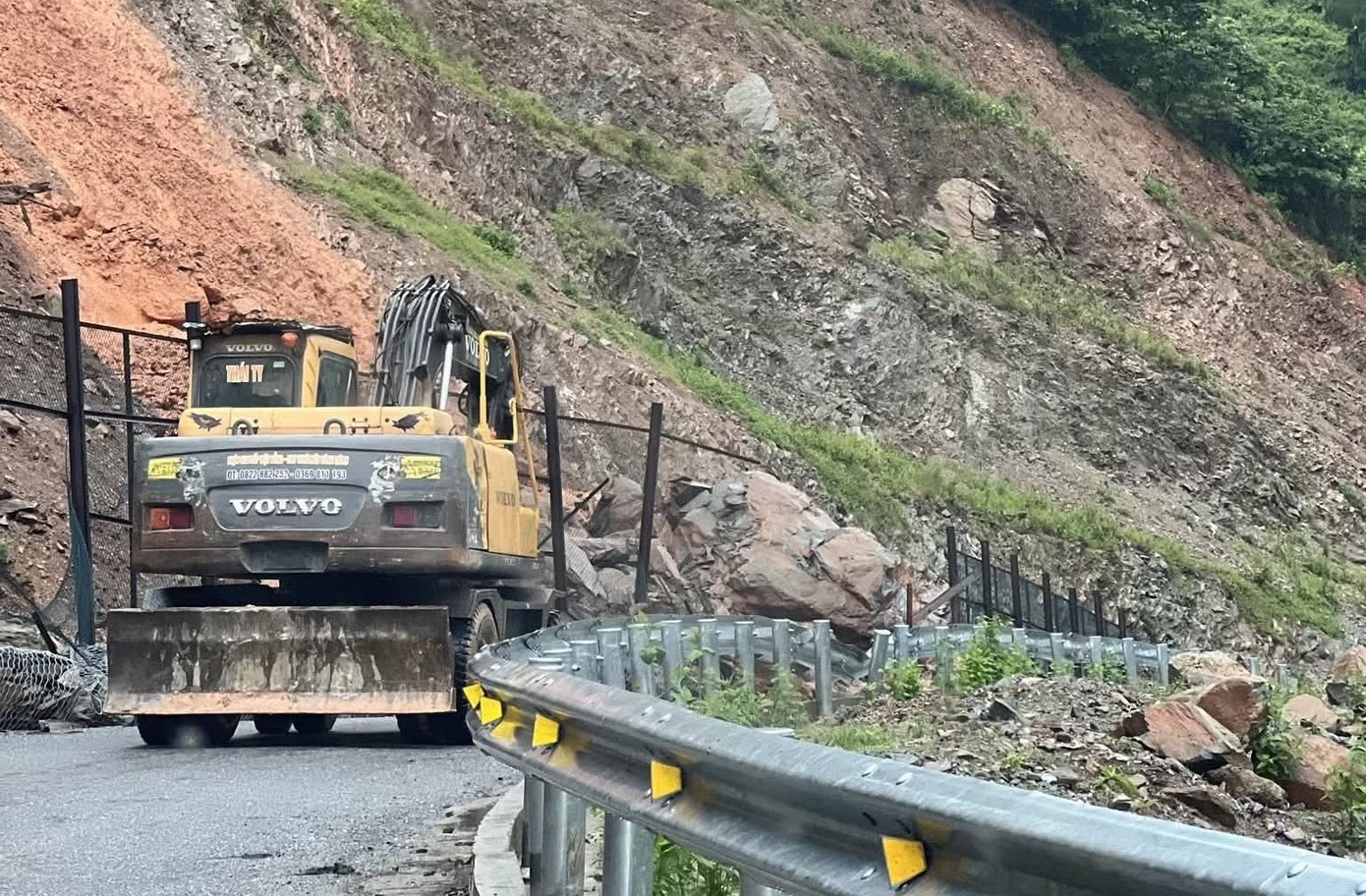Mưa lũ, nhiều bản làng ở Nghệ An bị chia cắt - Ảnh 3.