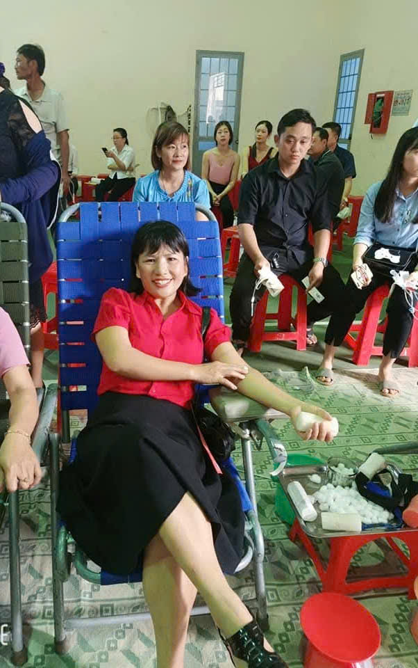 H&agrave;nh tr&igrave;nh gieo y&ecirc;u thương của c&ocirc; hiệu trưởng - Ảnh 1.