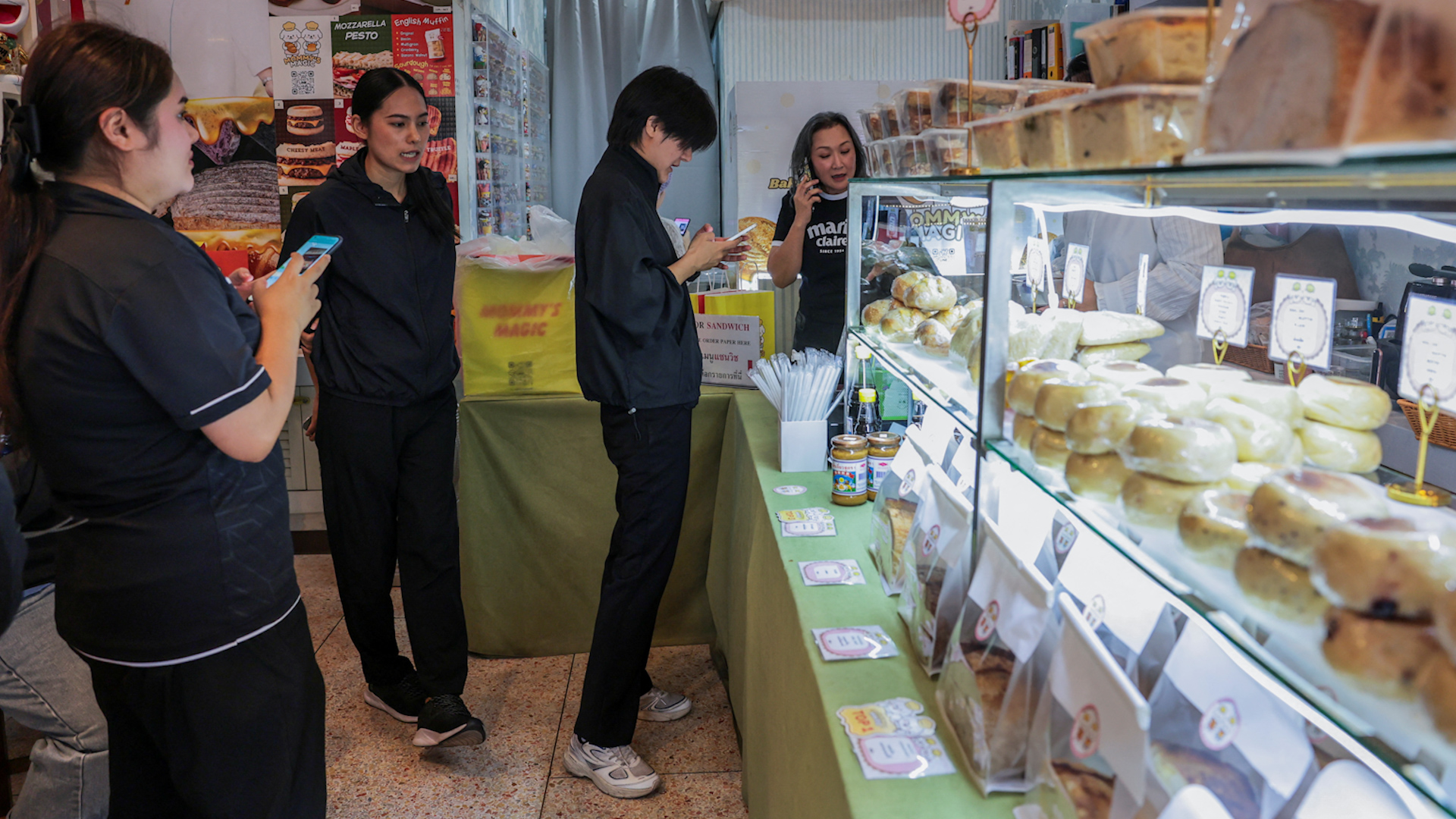 Tiệm bán súng chuyển sang bán bánh mì khi Thái Lan siết quản lý - Ảnh 1.