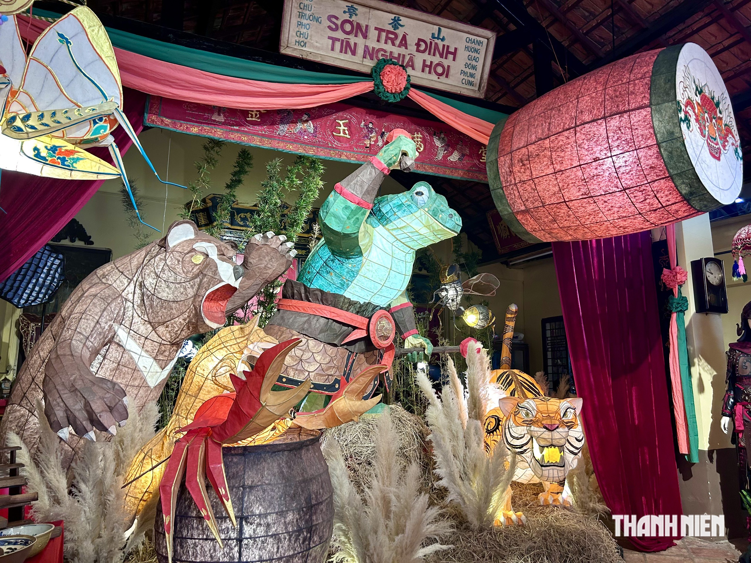Lồng đ&egrave;n 'C&oacute;c kiện trời' cao gần 3 m g&acirc;y cho&aacute;ng: 10 người l&agrave;m suốt 80 ng&agrave;y- Ảnh 2.