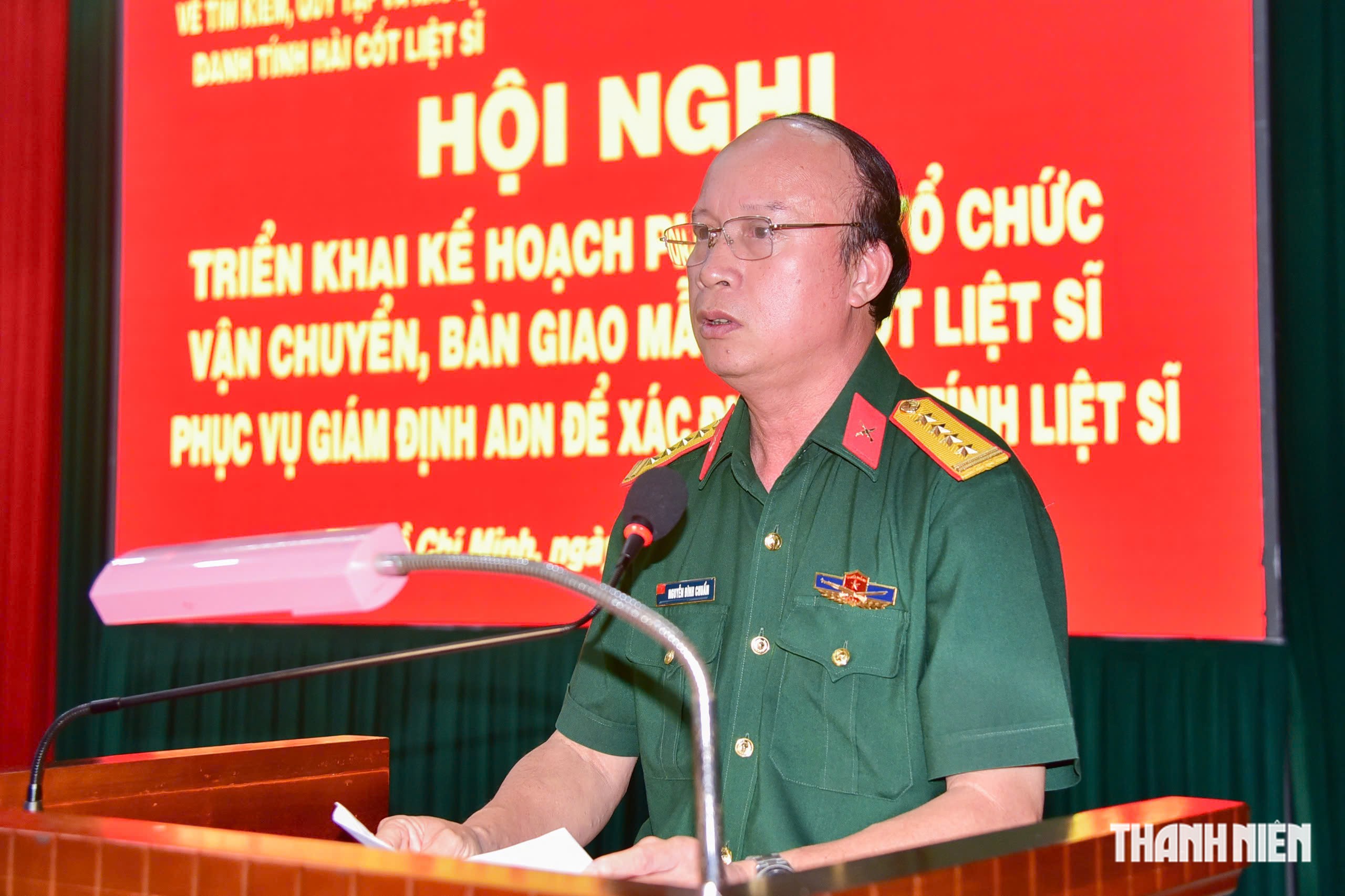 TP.HCM vận chuyển mẫu hài cốt liệt sĩ bằng máy bay ra HàNội để giám định ADN - Ảnh 2.