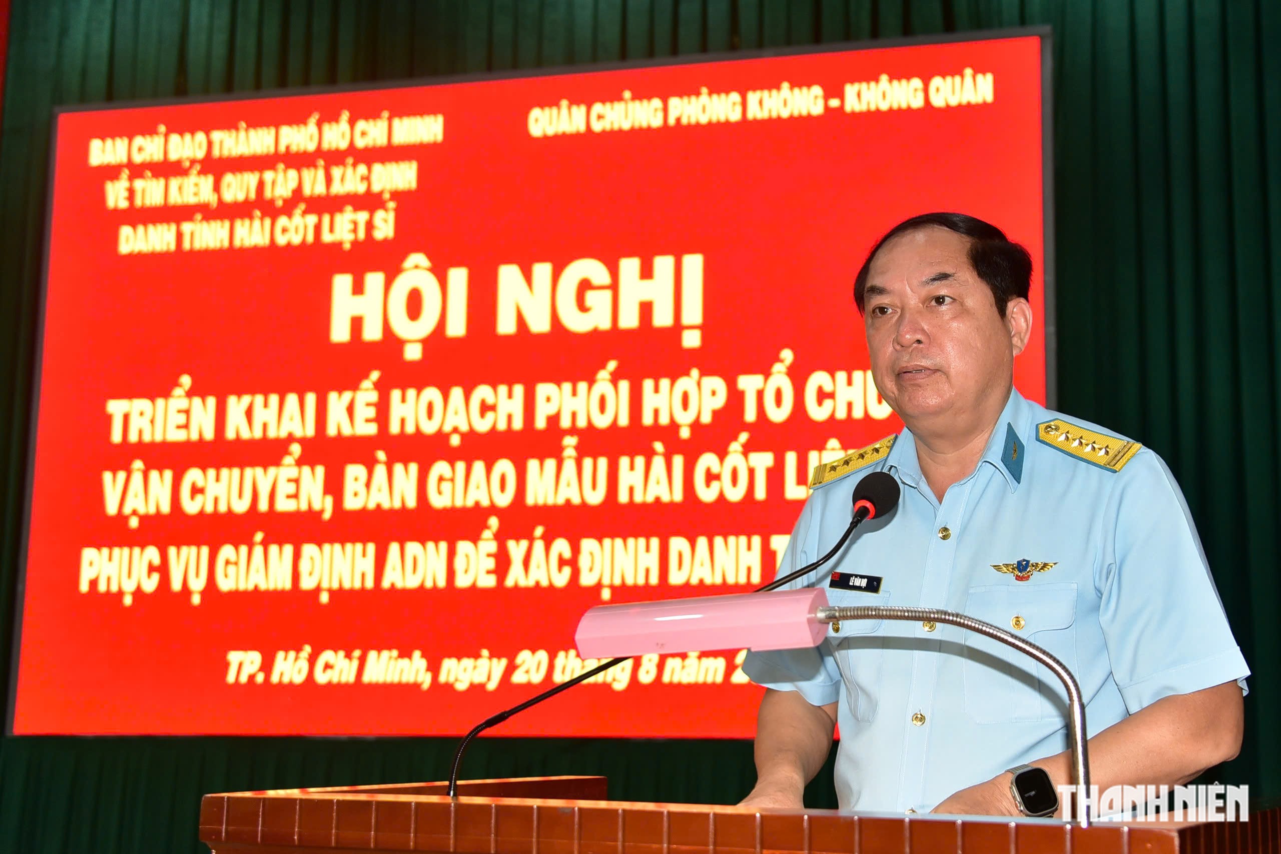 TP.HCM vận chuyển mẫu hài cốt liệt sĩ bằng máy bay ra HàNội để giám định ADN - Ảnh 3.