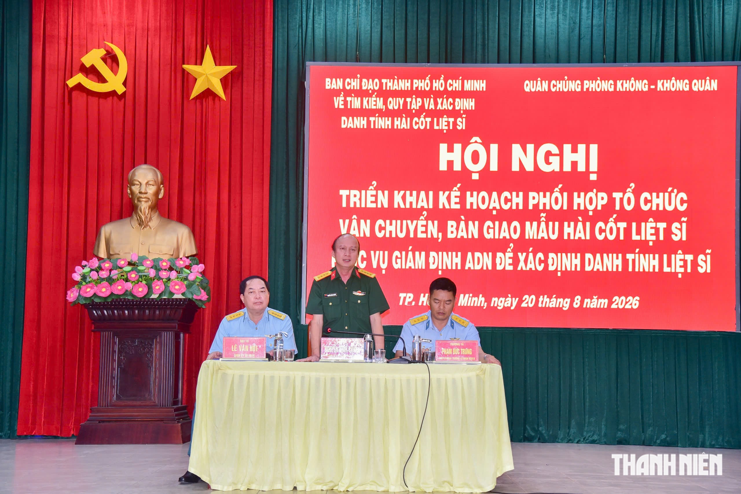 TP.HCM vận chuyển mẫu hài cốt liệt sĩ bằng máy bay ra HàNội để giám định ADN - Ảnh 1.