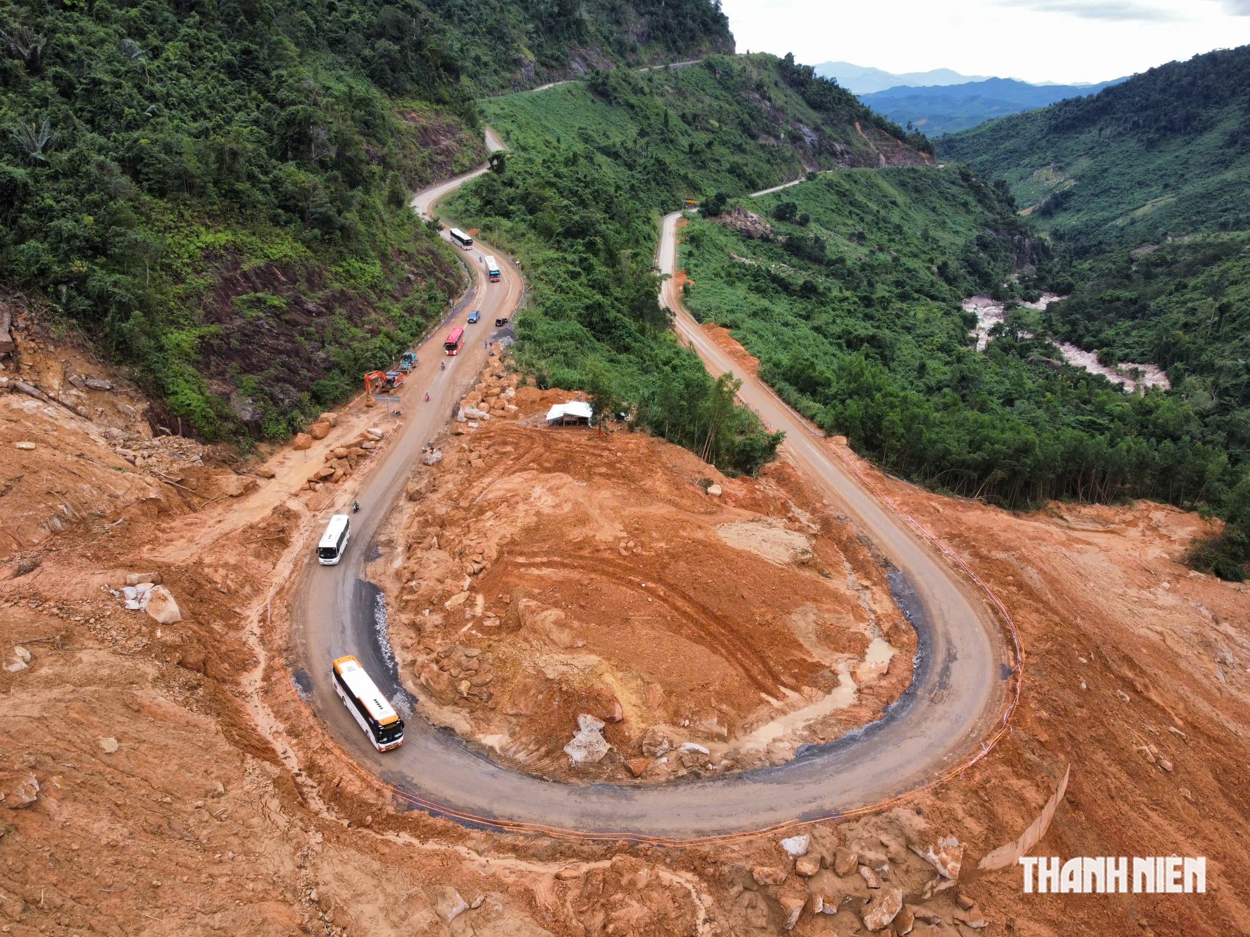 Đèo nối Nha Trang - Đà Lạt dừng giao thông cục bộ để sửa chữa sạt lở- Ảnh 2.