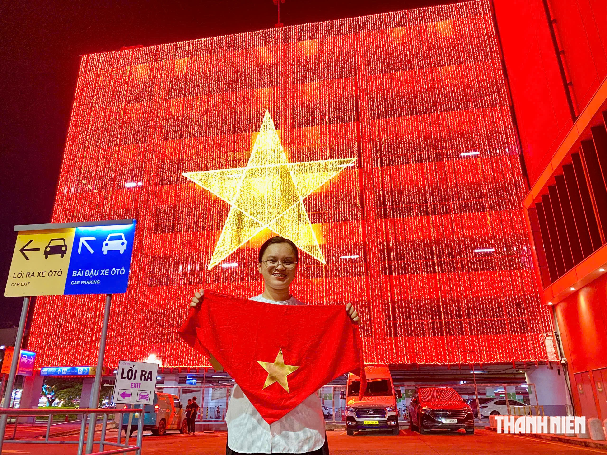 Nhiều người rủ nhau check-in dưới lá cờ Tổ quốc ‘khổng lồ’ rực sáng trước thềm 2.9 - Ảnh 7.