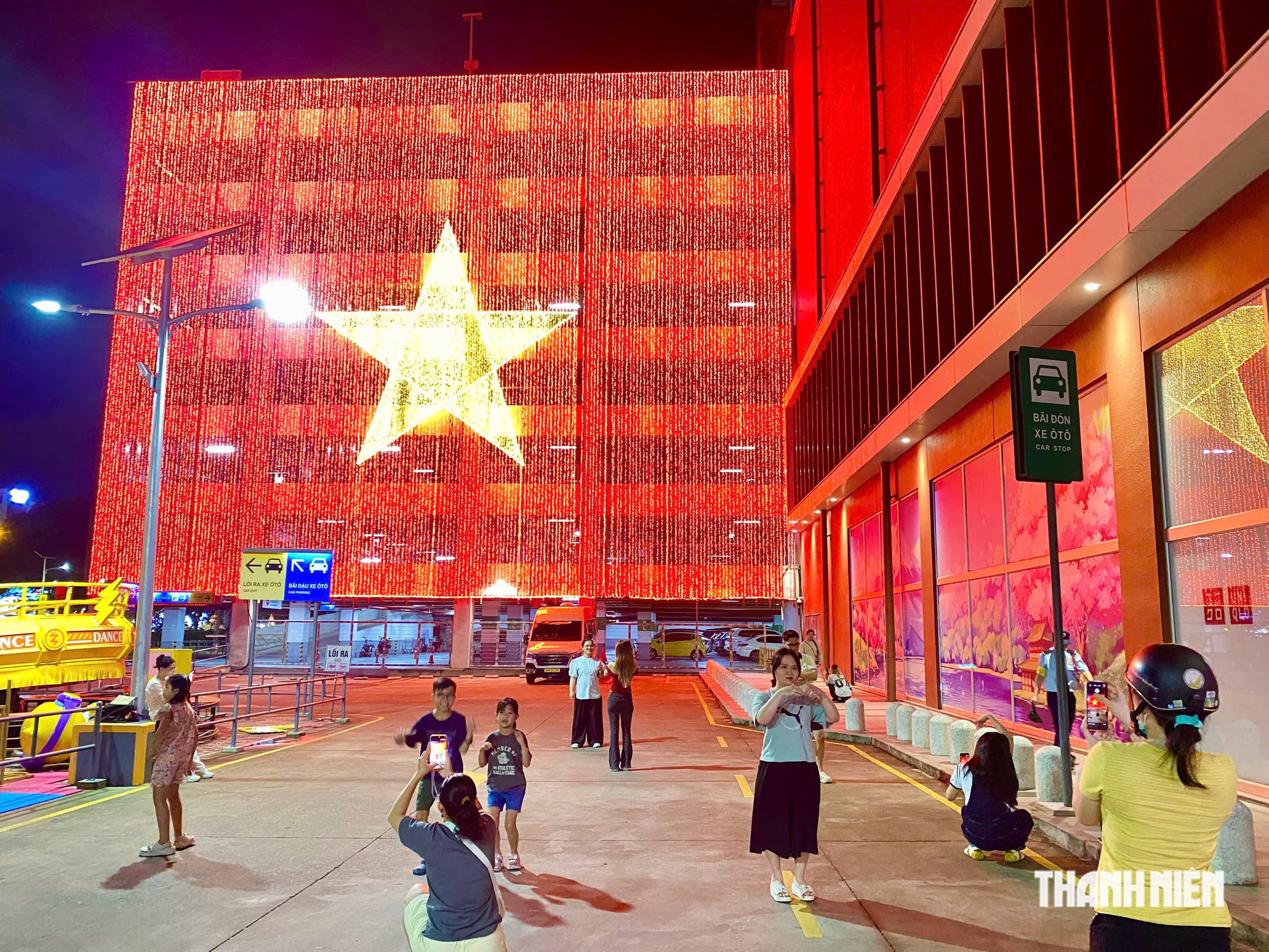 Nhiều người rủ nhau check-in dưới lá cờ Tổ quốc ‘khổng lồ’ rực sáng trước thềm 2.9 - Ảnh 1.