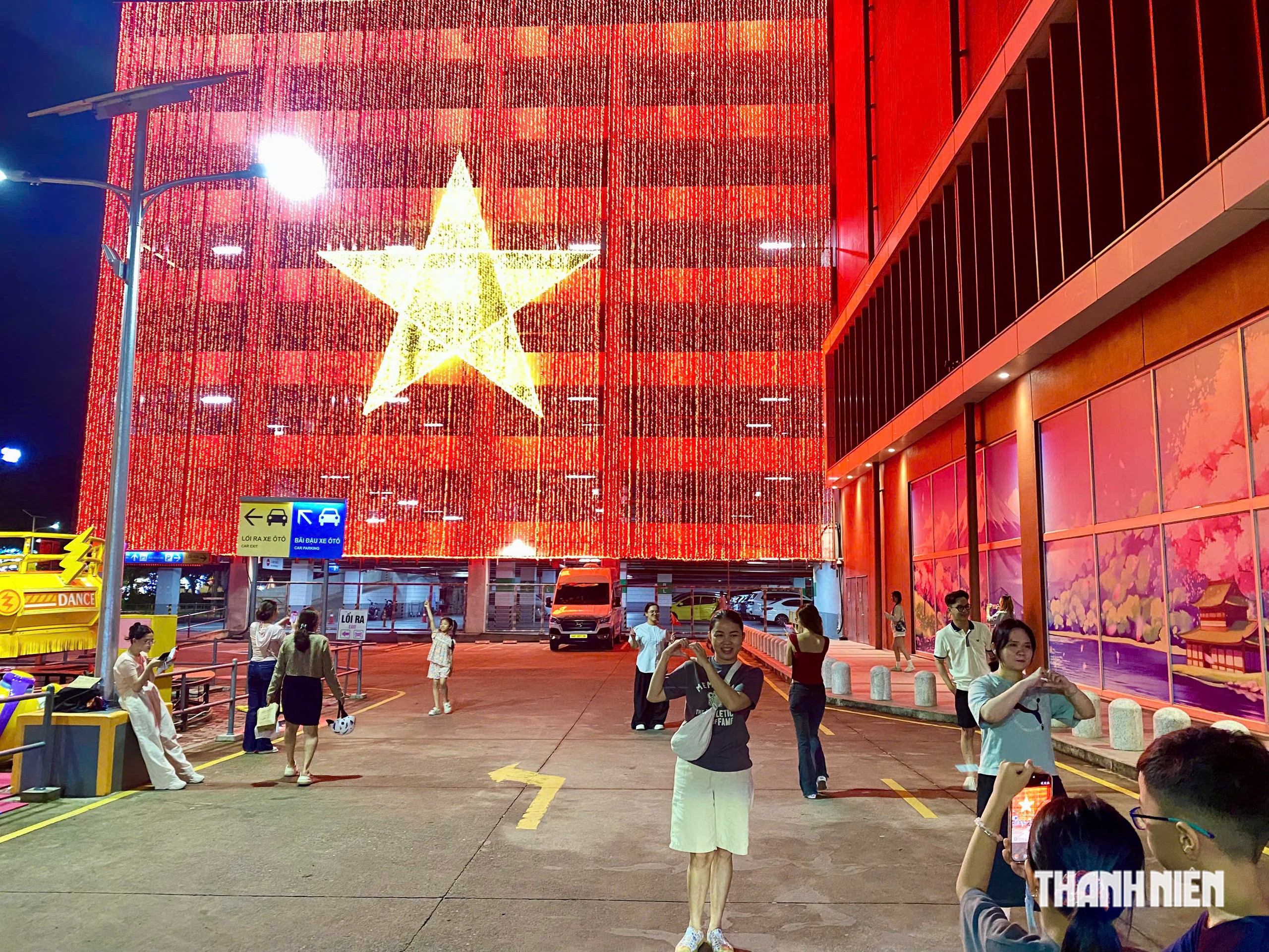 Nhiều người rủ nhau check-in dưới lá cờ Tổ quốc ‘khổng lồ’ rực sáng trước thềm 2.9 - Ảnh 6.
