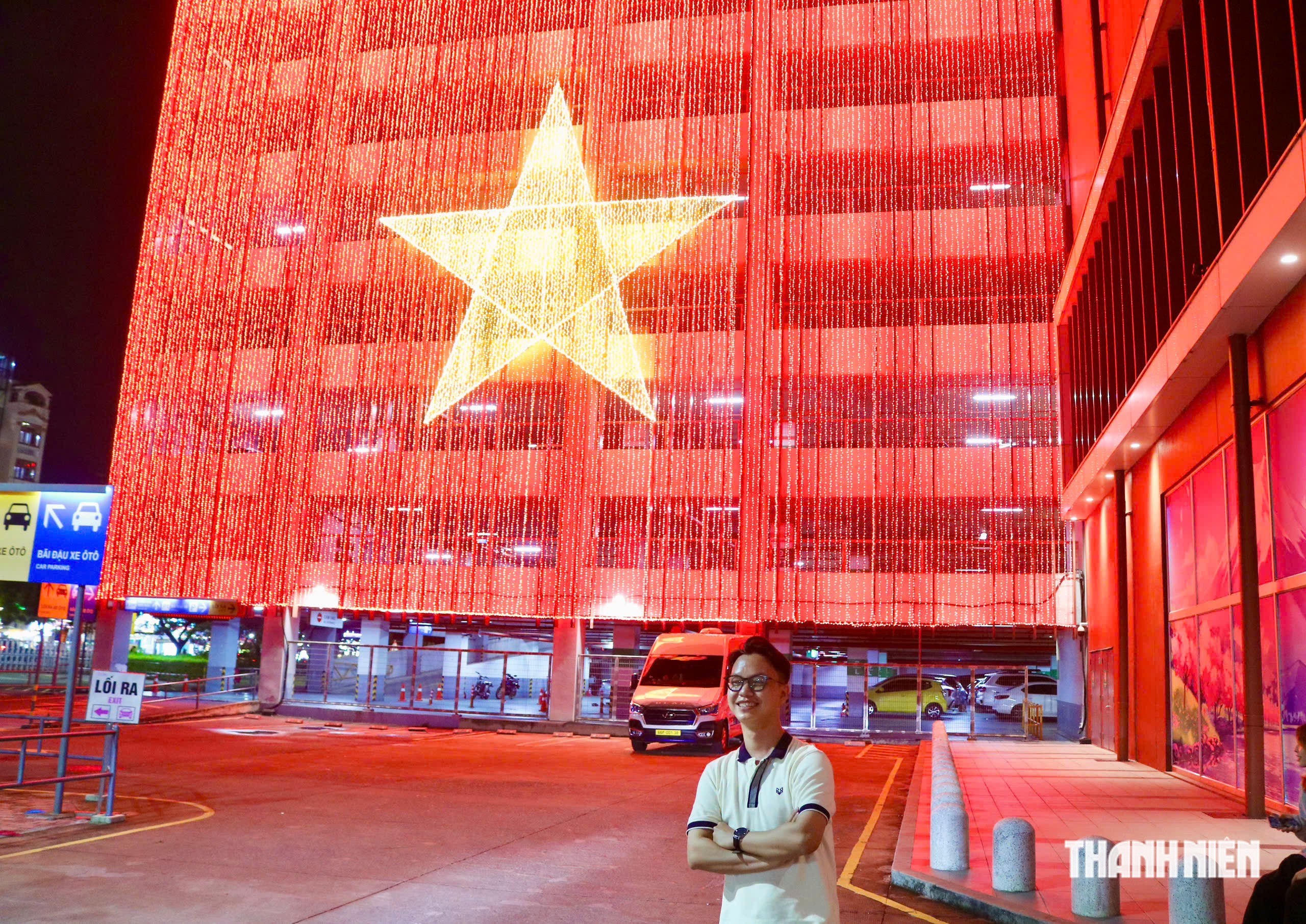 Nhiều người rủ nhau check-in dưới lá cờ Tổ quốc ‘khổng lồ’ rực sáng trước thềm 2.9 - Ảnh 5.