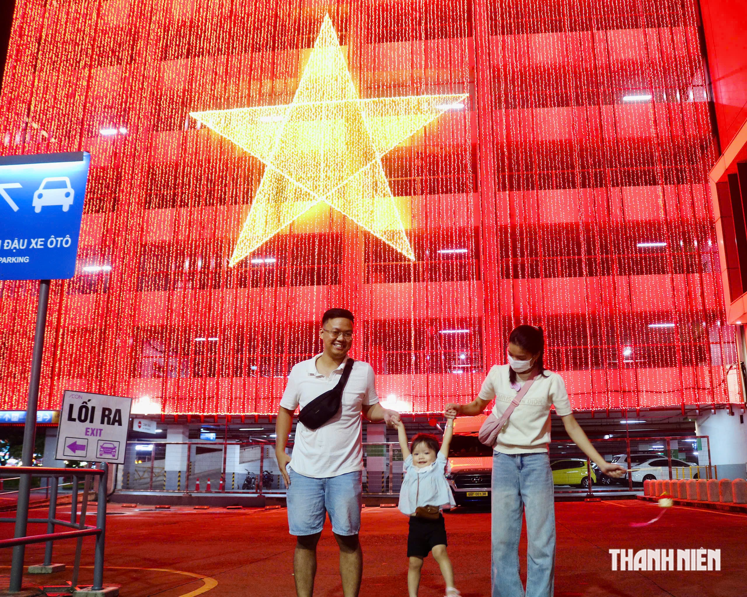 Nhiều người rủ nhau check-in dưới lá cờ Tổ quốc ‘khổng lồ’ rực sáng trước thềm 2.9 - Ảnh 4.