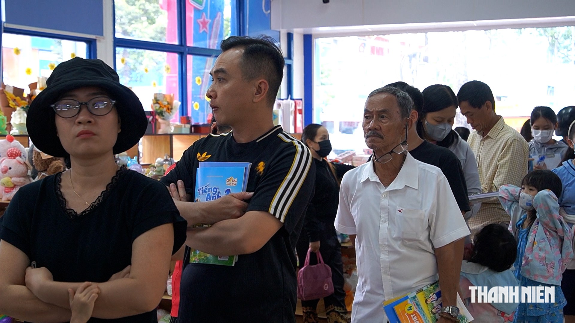 Sách giáo khoa không thiếu, vì sao phụ huynh vẫn phải xếp hàng để mua? - Ảnh 1.