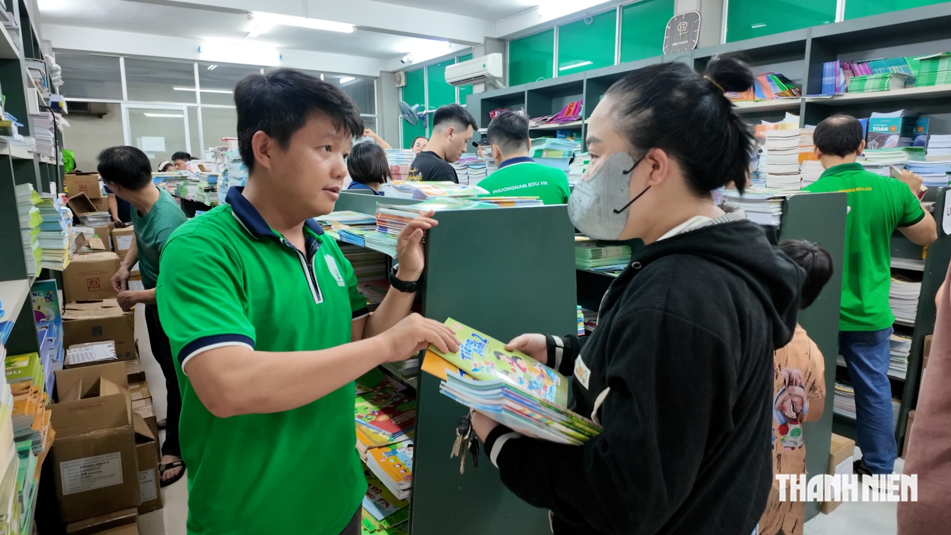 Sách giáo khoa không thiếu, vì sao phụ huynh vẫn phải xếp hàng để mua? - Ảnh 2.