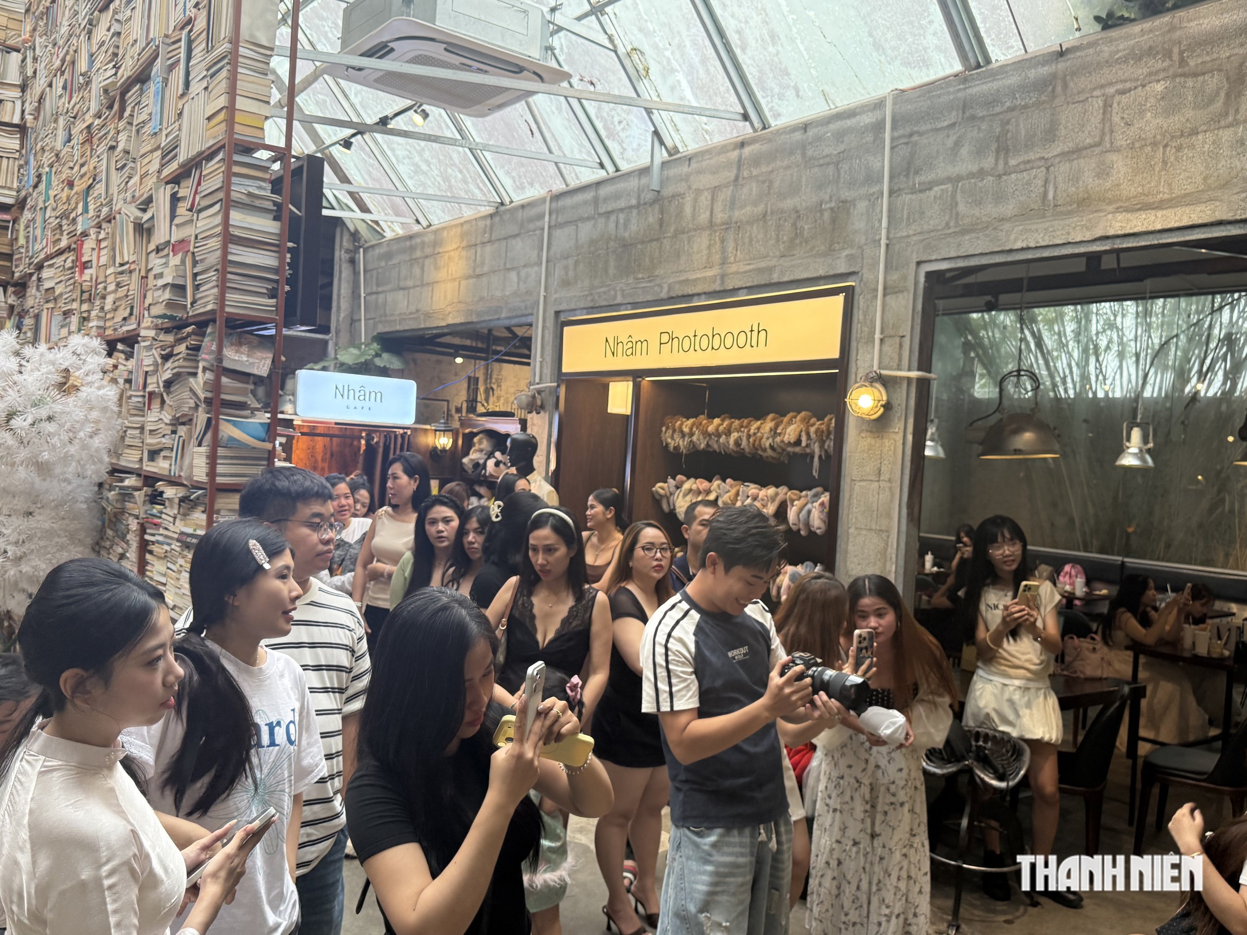 ‘Hoa nhà giàu’ 700.000 đồng/cành khiến giới trẻ rần rần xếp hàng dài check-in - Ảnh 5.