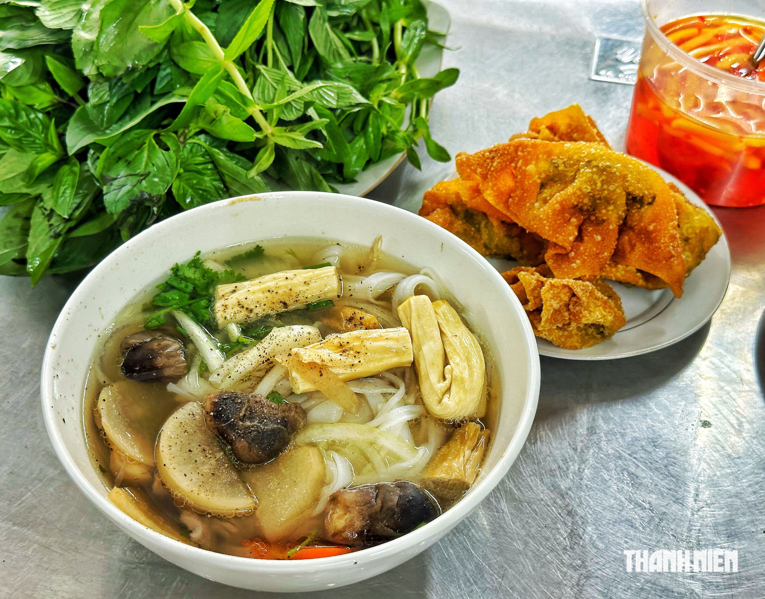 Sau 40 năm bán phở chay, quán ăn nổi tiếng ở trung tâm TP.HCM giờ ra sao? - Ảnh 1.