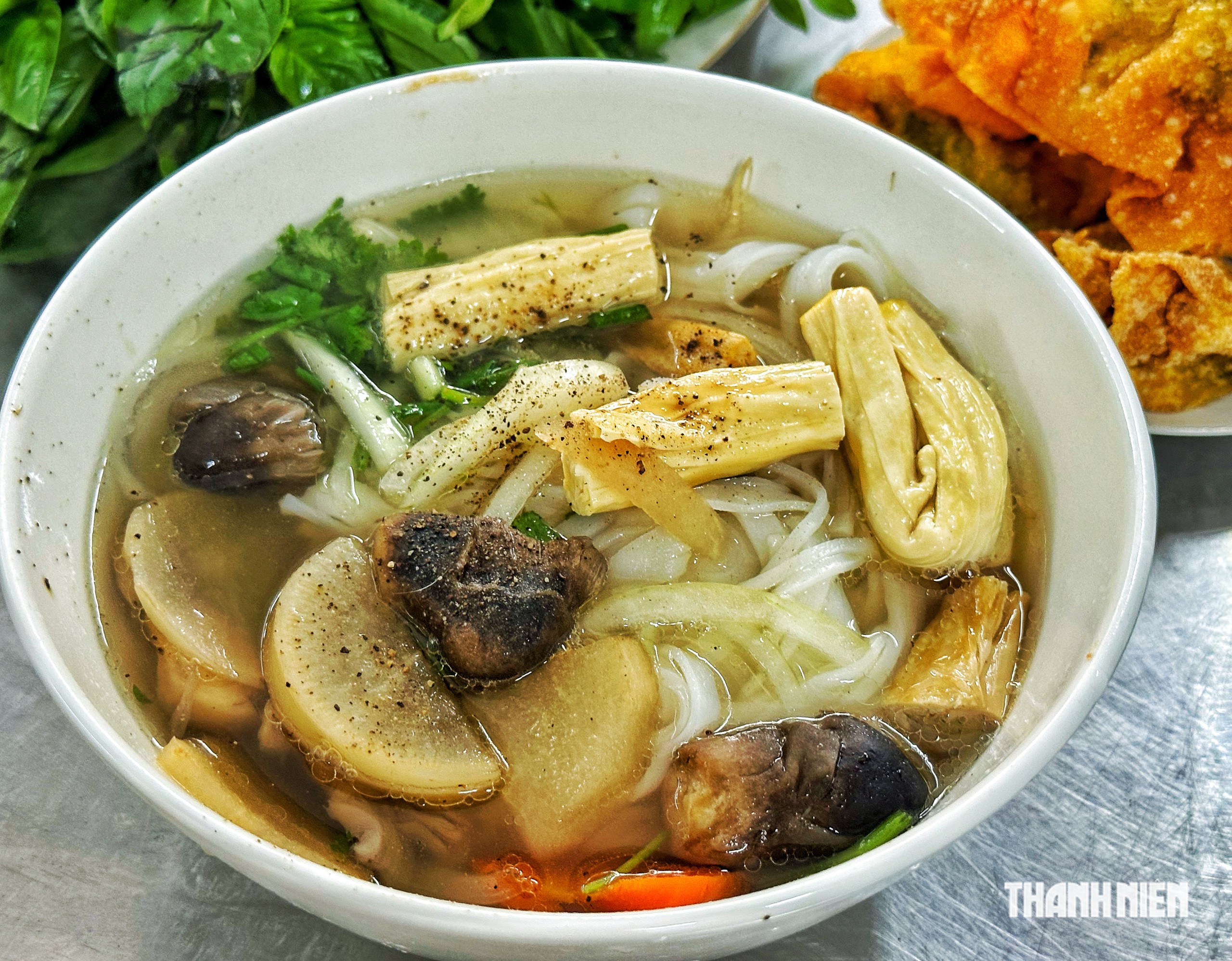 Sau 40 năm bán phở chay, quán ăn nổi tiếng ở trung tâm TP.HCM giờ ra sao? - Ảnh 5.