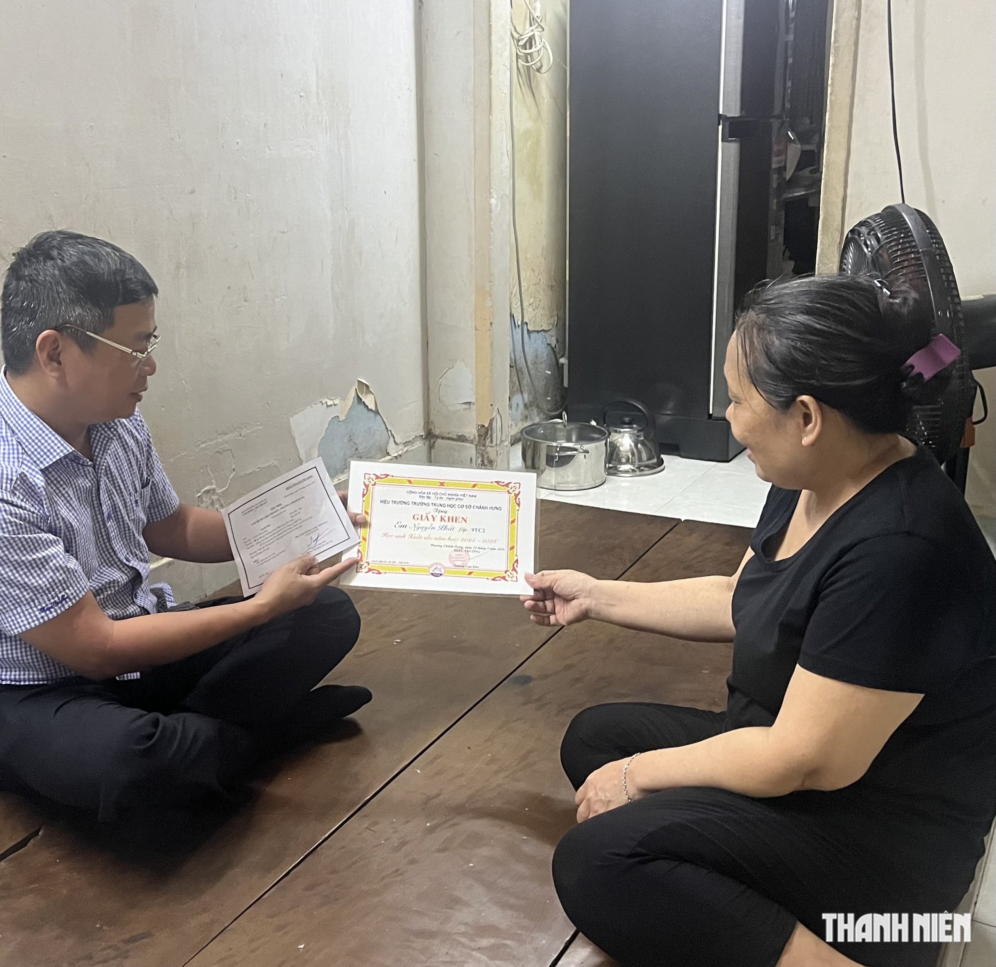 Ảnh: Nhọc nhằn nuôi hai con ăn học