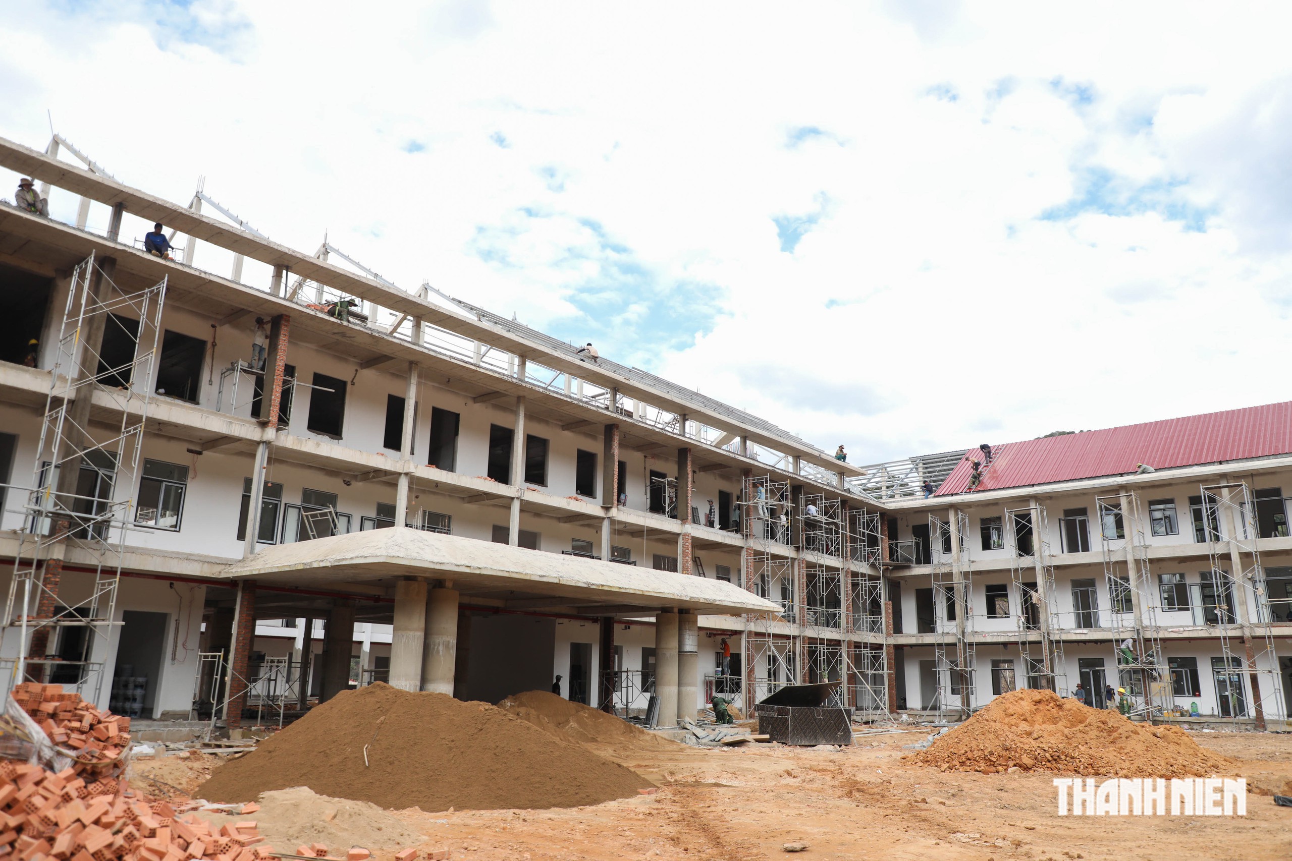 Bộ đội 'chạy đua' với thời gian để tiếng trống khai giảng vang lên ngày 5.9- Ảnh 1.