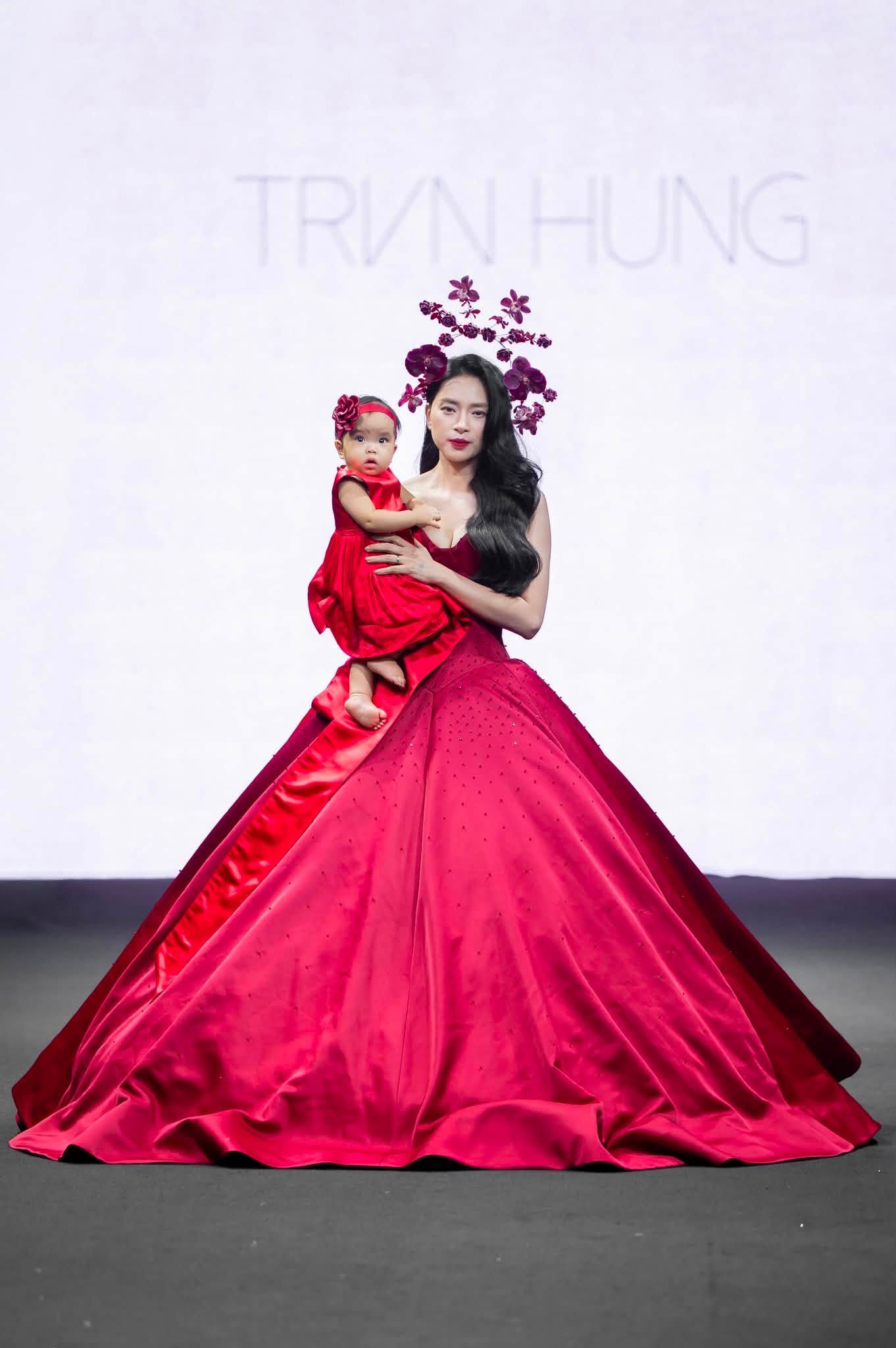 Ngô Thanh Vân lần đầu đưa con lên sàn diễn thời trang - Ảnh 1.
